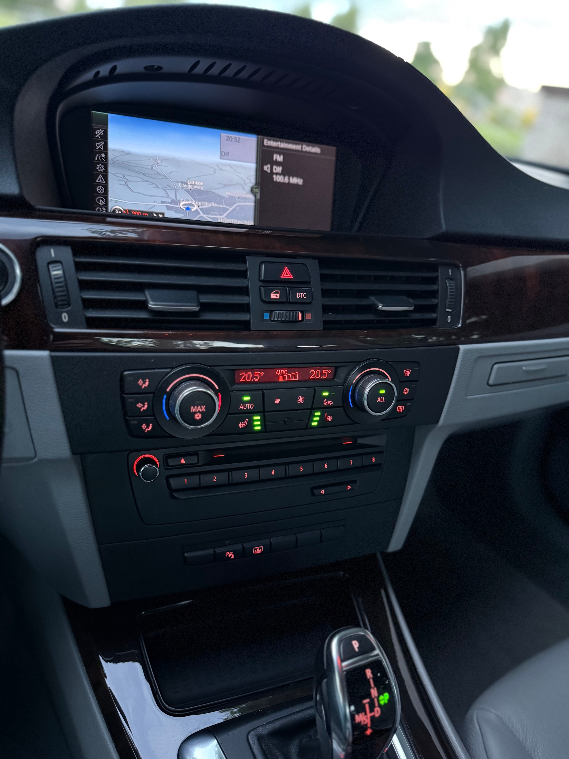 BMW 335i Coupé DSG / CH-Fahrzeug / Service gepflegt bei BMW / 8 Fach Bereift / Leder / Navi / Xenon / Tempomat-image-12
