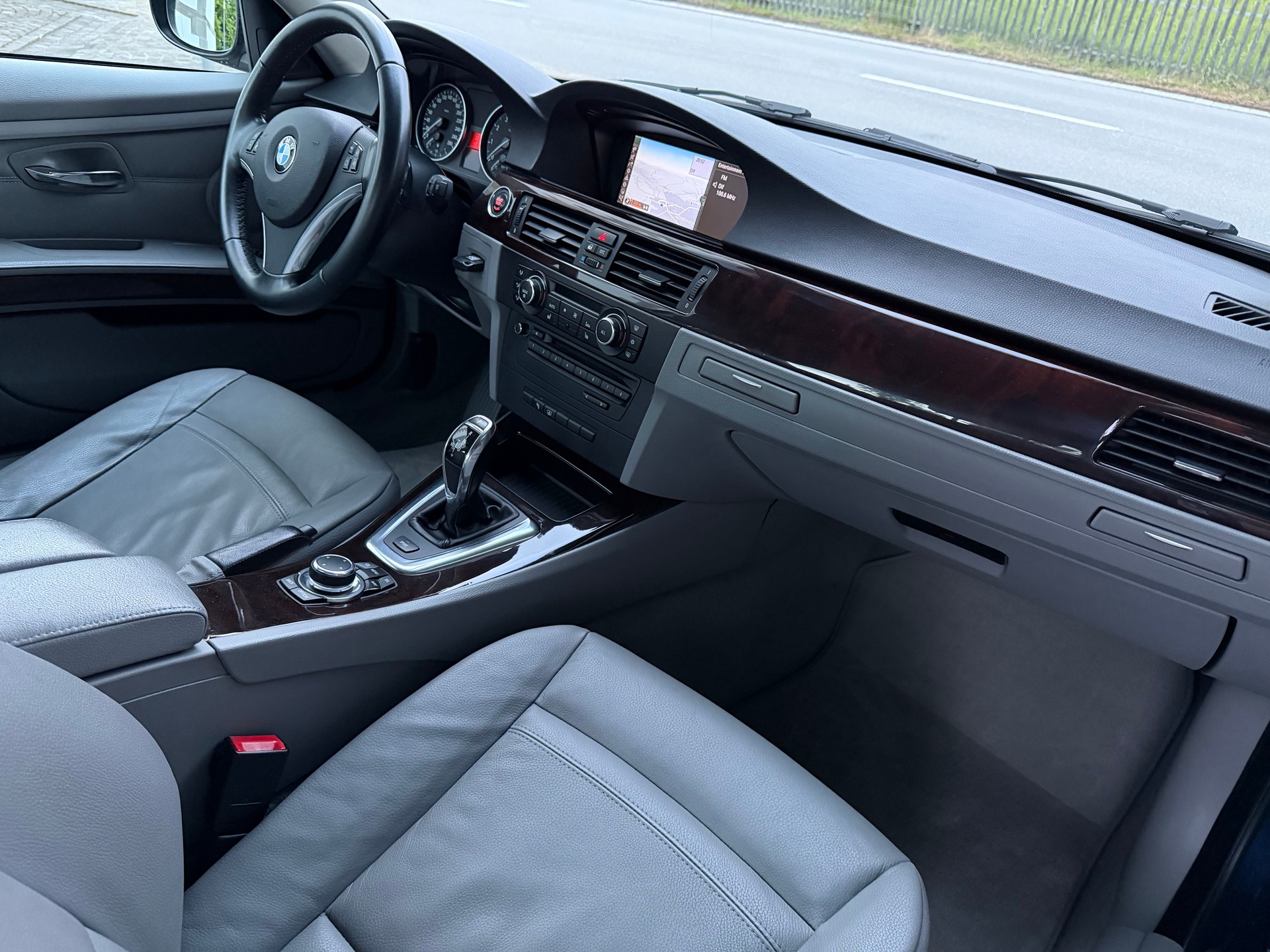 BMW 335i Coupé DSG / CH-Fahrzeug / Service gepflegt bei BMW / 8 Fach Bereift / Leder / Navi / Xenon / Tempomat-image-9