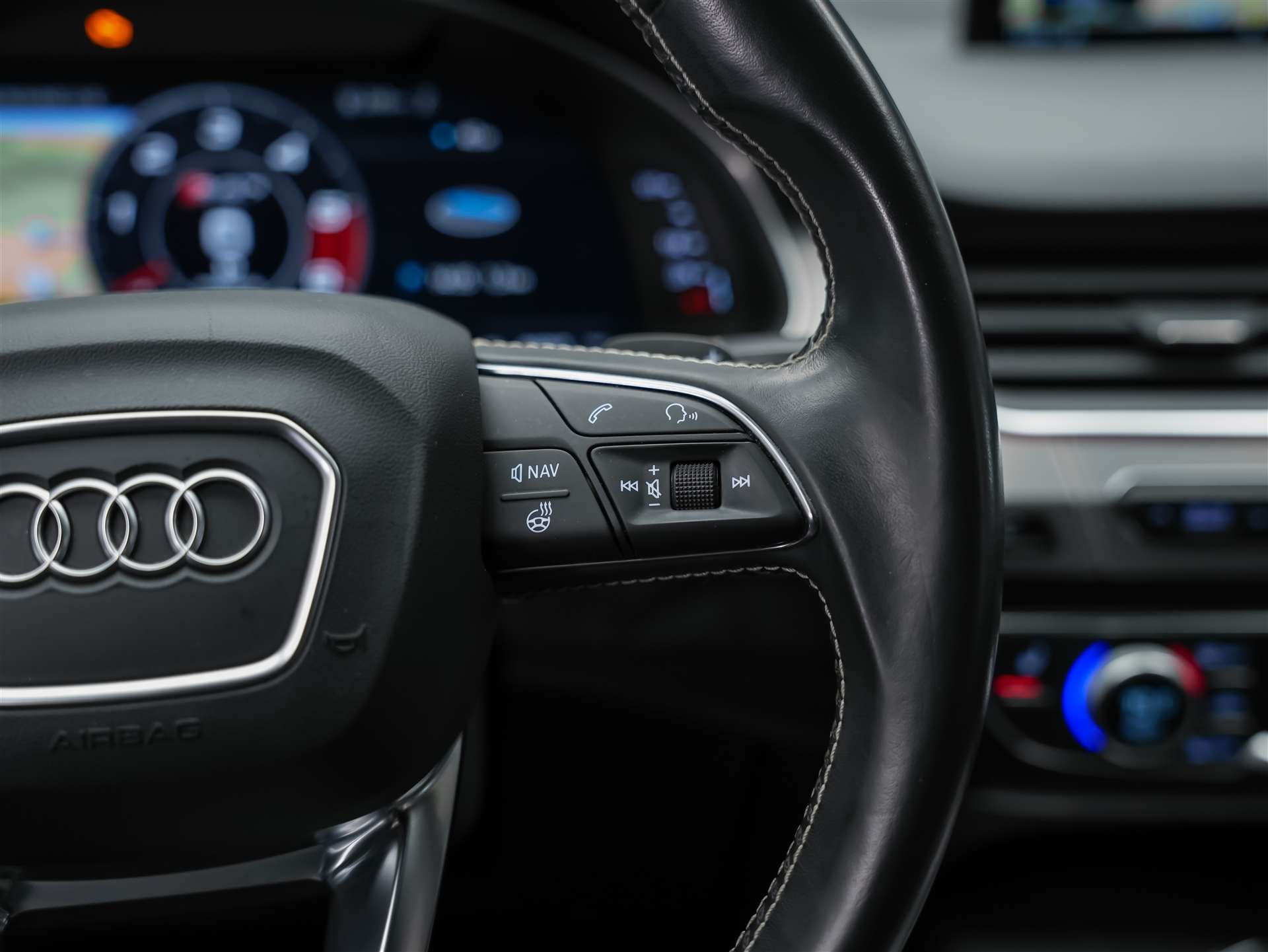 AUDI SQ7 4.0 TDI quattro tiptronic *7 Sitze*22" Felgen*Head-Up*Nachtsicht*-image-31