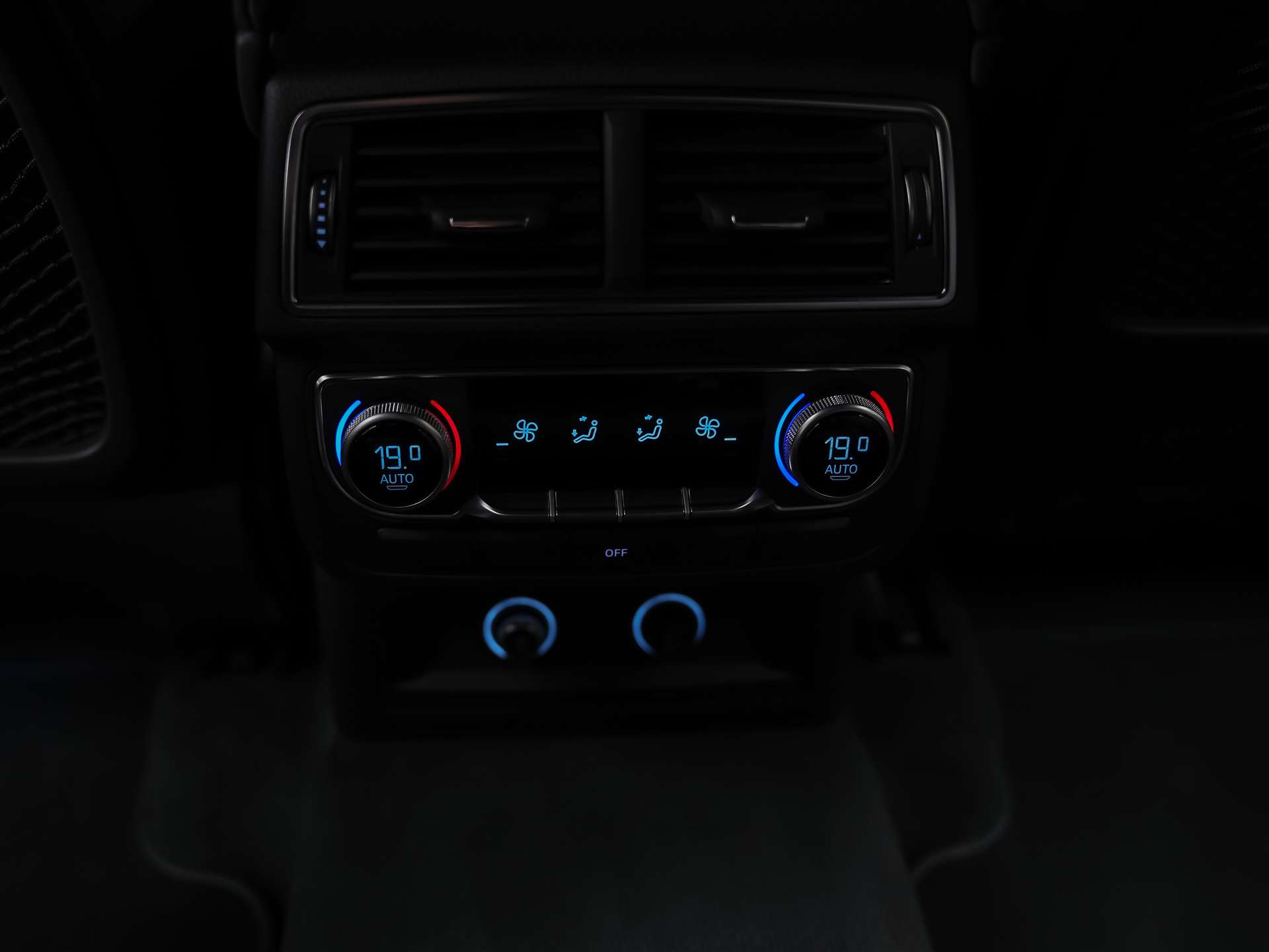 AUDI SQ7 4.0 TDI quattro tiptronic *7 Sitze*22" Felgen*Head-Up*Nachtsicht*-image-15