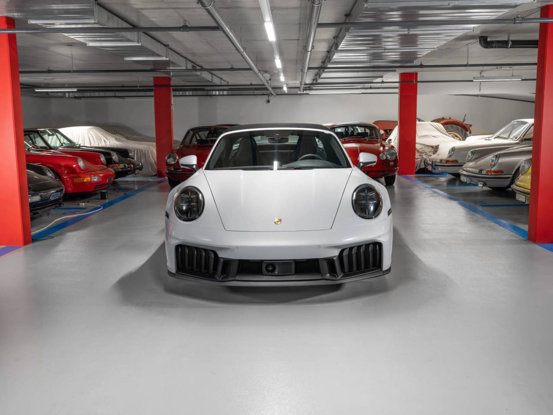 PORSCHE 911 Targa 4 GTS-showroom-element-2