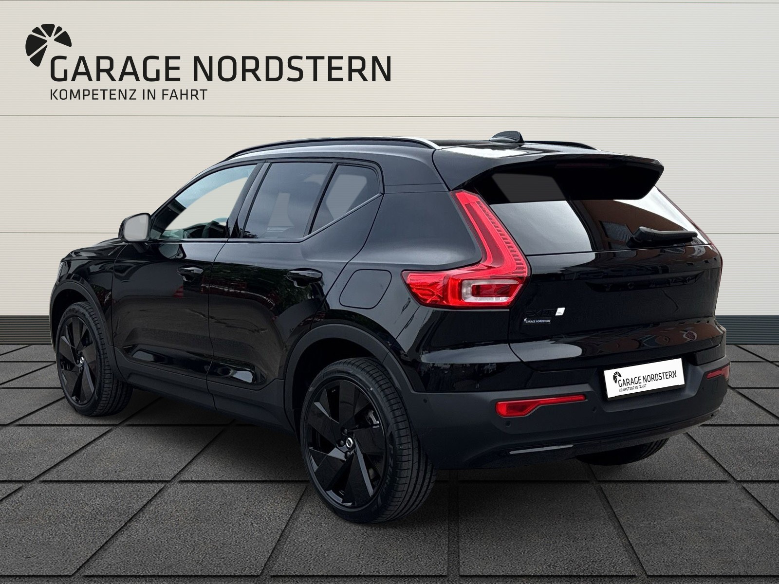 VOLVO EX40 Twin Black Edition AWD-showroom-element-2