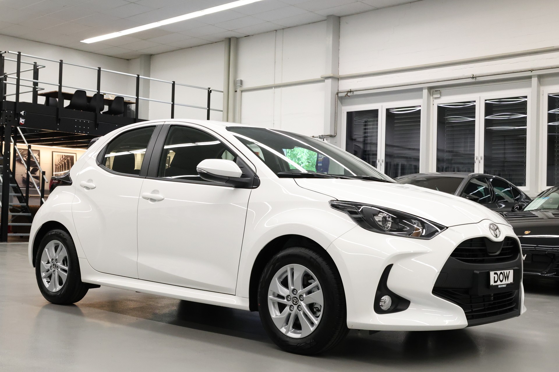 TOYOTA Yaris 1.5 Active Drive e-CVT-showroom-element-1