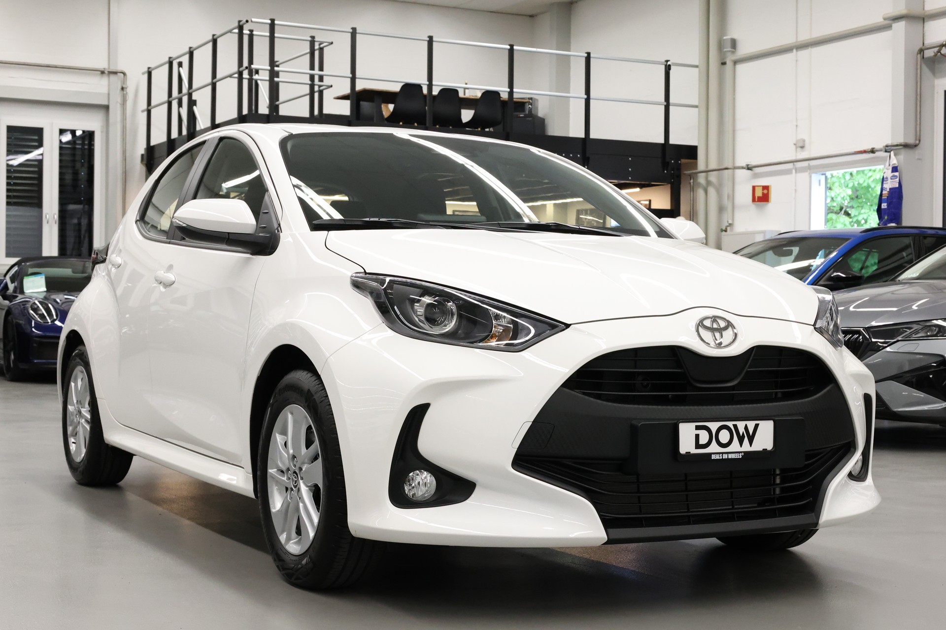 TOYOTA Yaris 1.5 Active Drive e-CVT-showroom-element-3