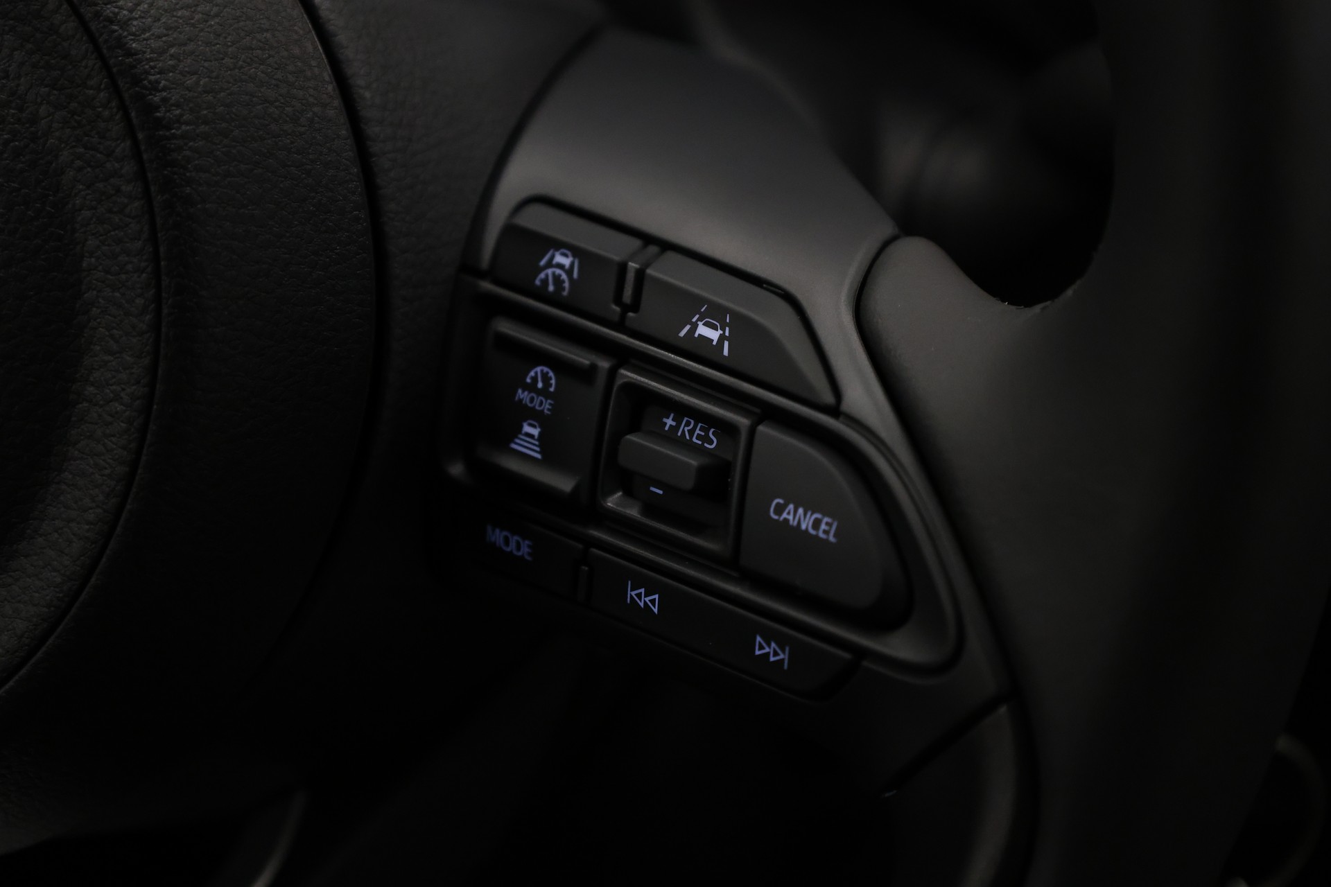 TOYOTA Yaris 1.5 Active Drive e-CVT-image-24