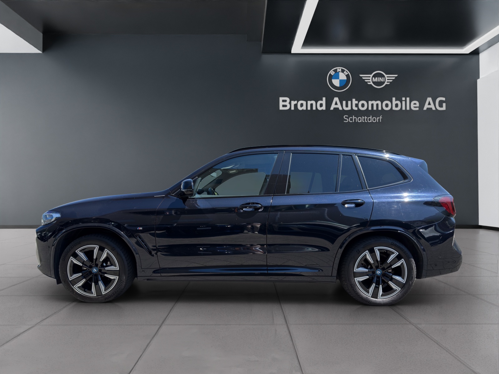 BMW iX3 E-Motor-showroom-element-2