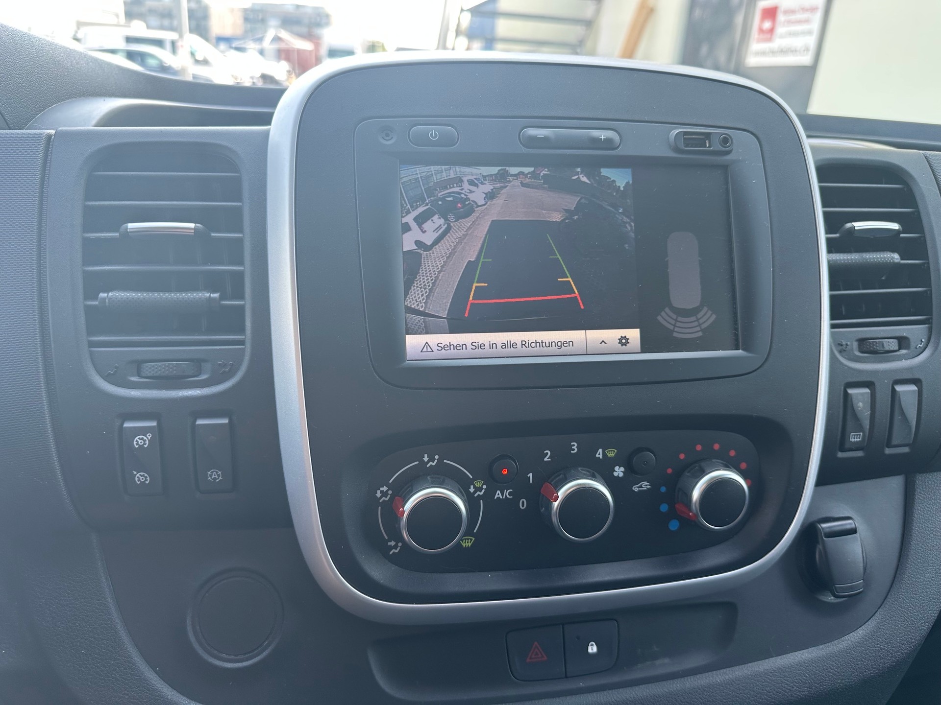 RENAULT Trafic 2.0 ENERGY dCi145 3.0t Business L1H1-image-13