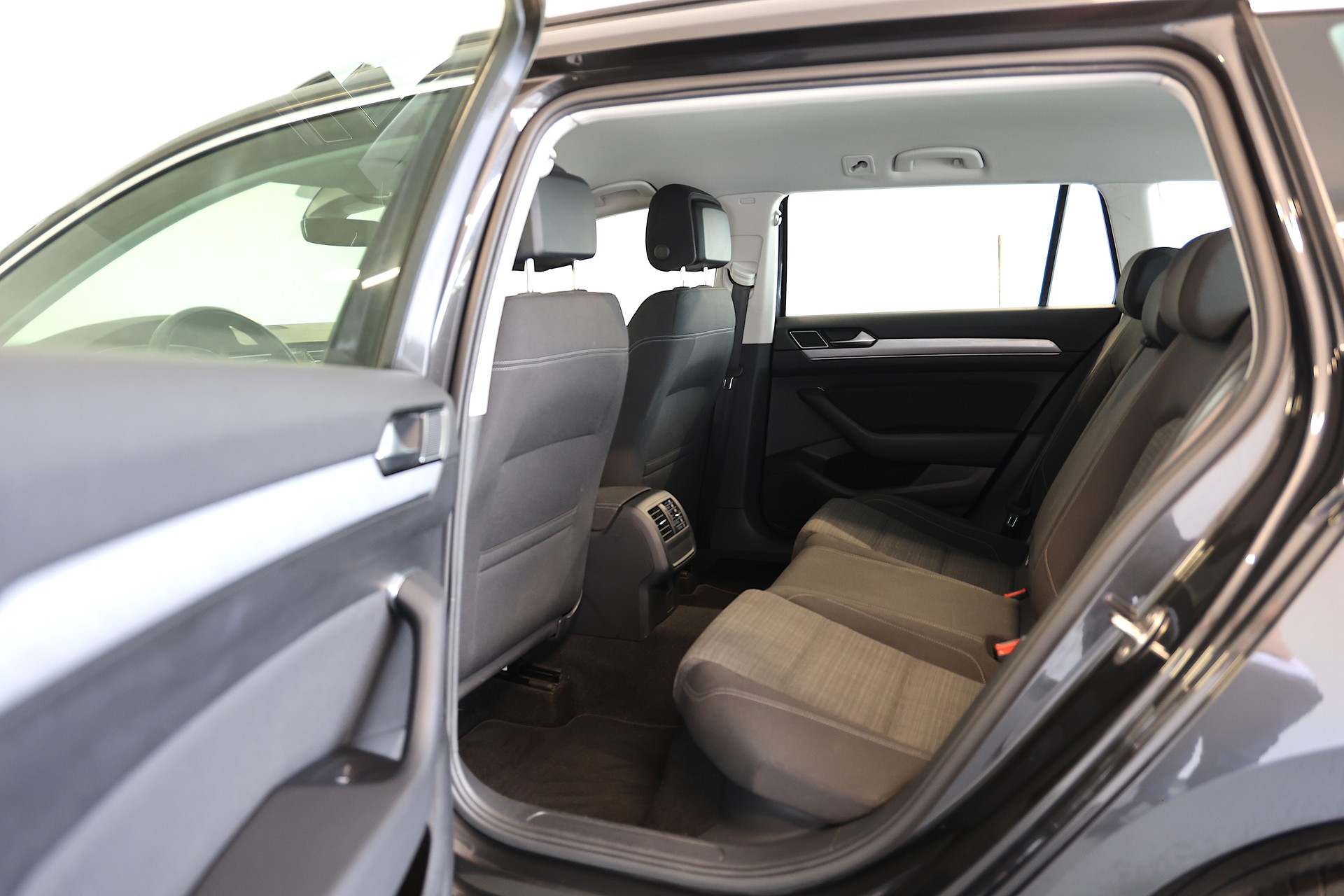 VW Passat Variant 2.0 TDI 150 Business DSG-image-15
