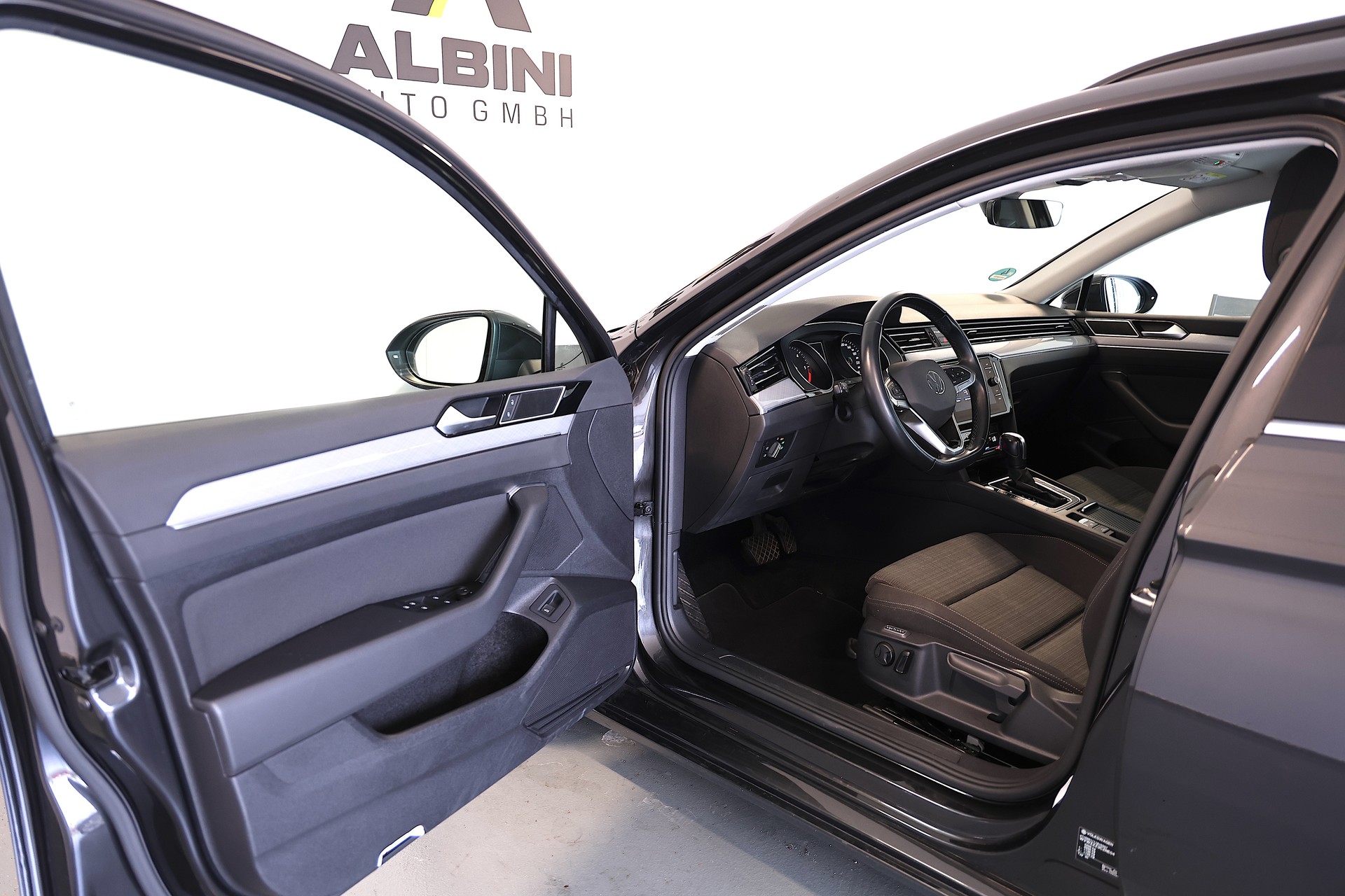 VW Passat Variant 2.0 TDI 150 Business DSG-image-5
