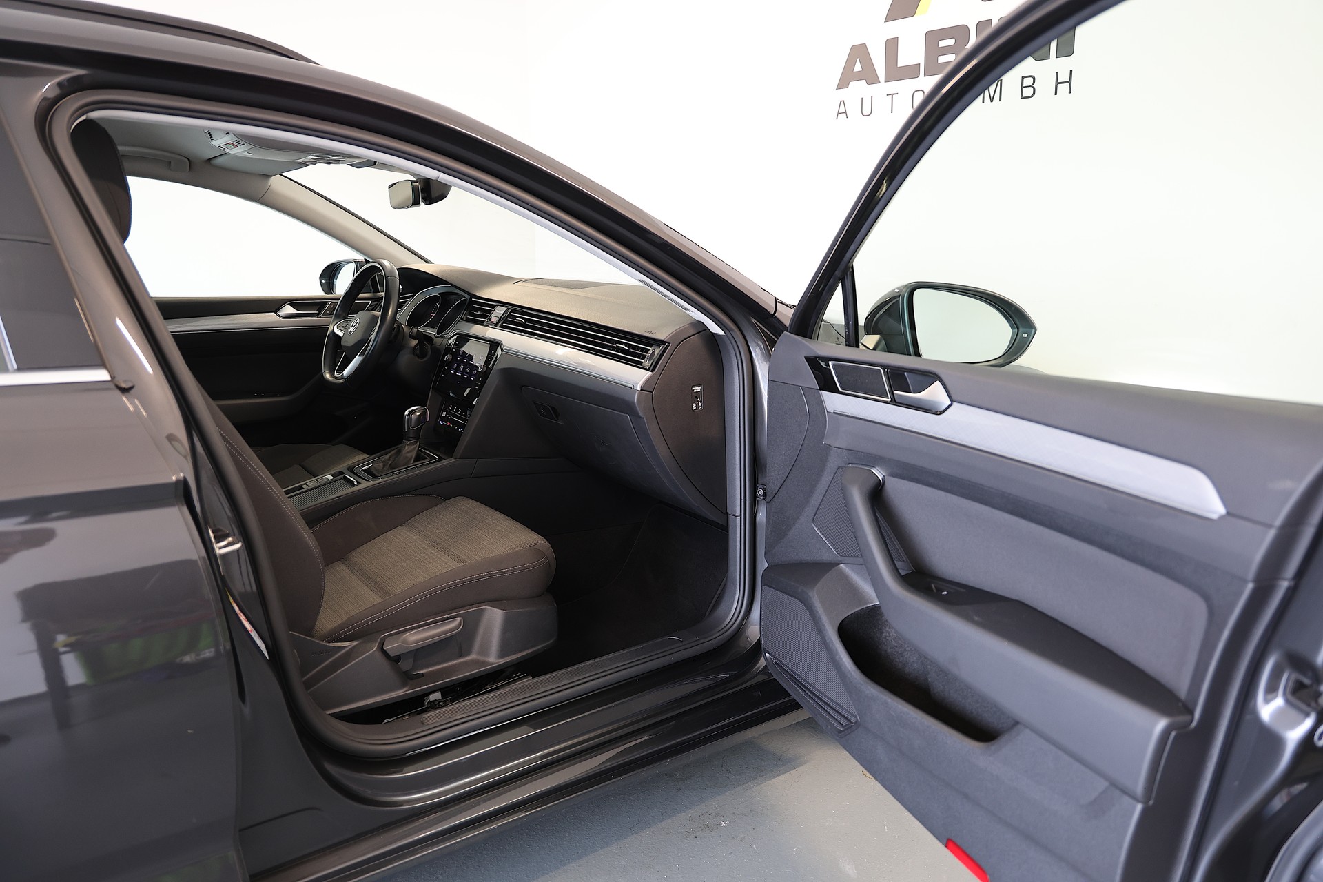 VW Passat Variant 2.0 TDI 150 Business DSG-image-11