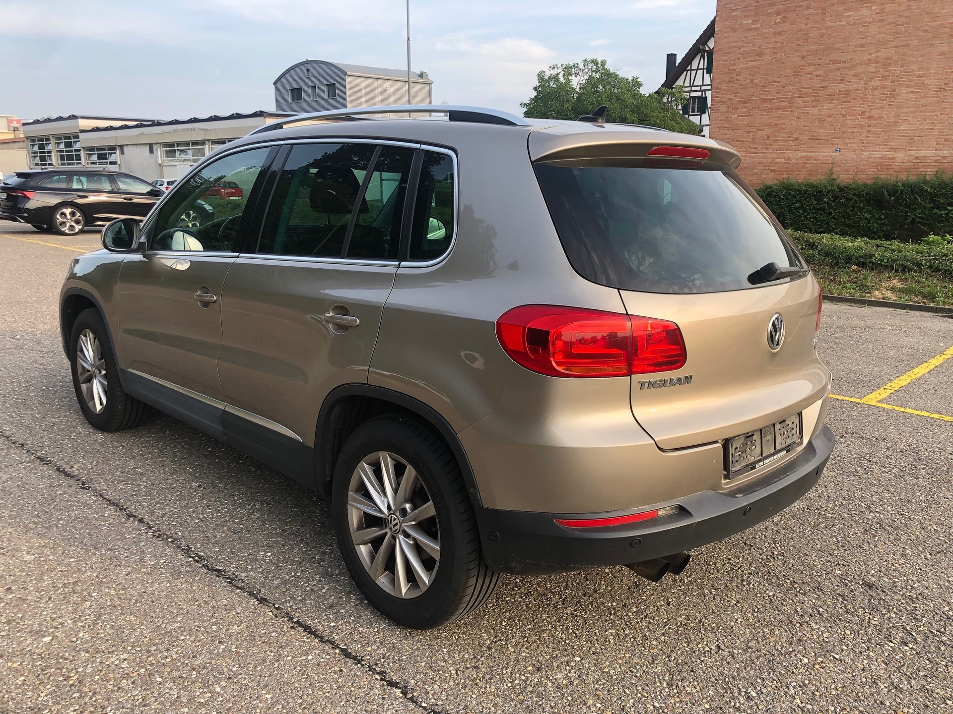 VW Tiguan 2.0 TSI Design 4Motion-showroom-element-3