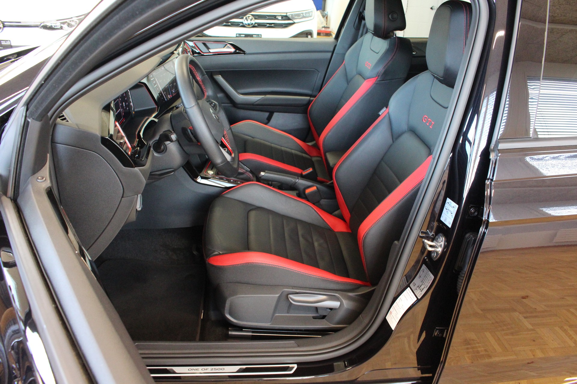 VW Polo 2.0 TSI GTI Edition 25 Years DSG "ONE of 2500" ° CH-Fahrzeug mit laufender Werks-Garantie bis 04.2028-image-11