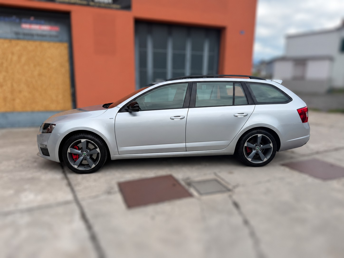 SKODA Octavia Combi 2.0 TSI RS-showroom-element-1