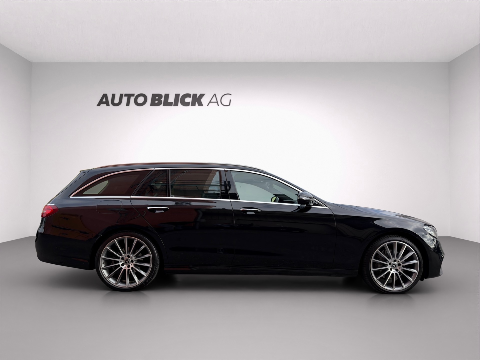 MERCEDES-BENZ E 220 d AMG Line 4Matic 9G-Tronic-showroom-element-3