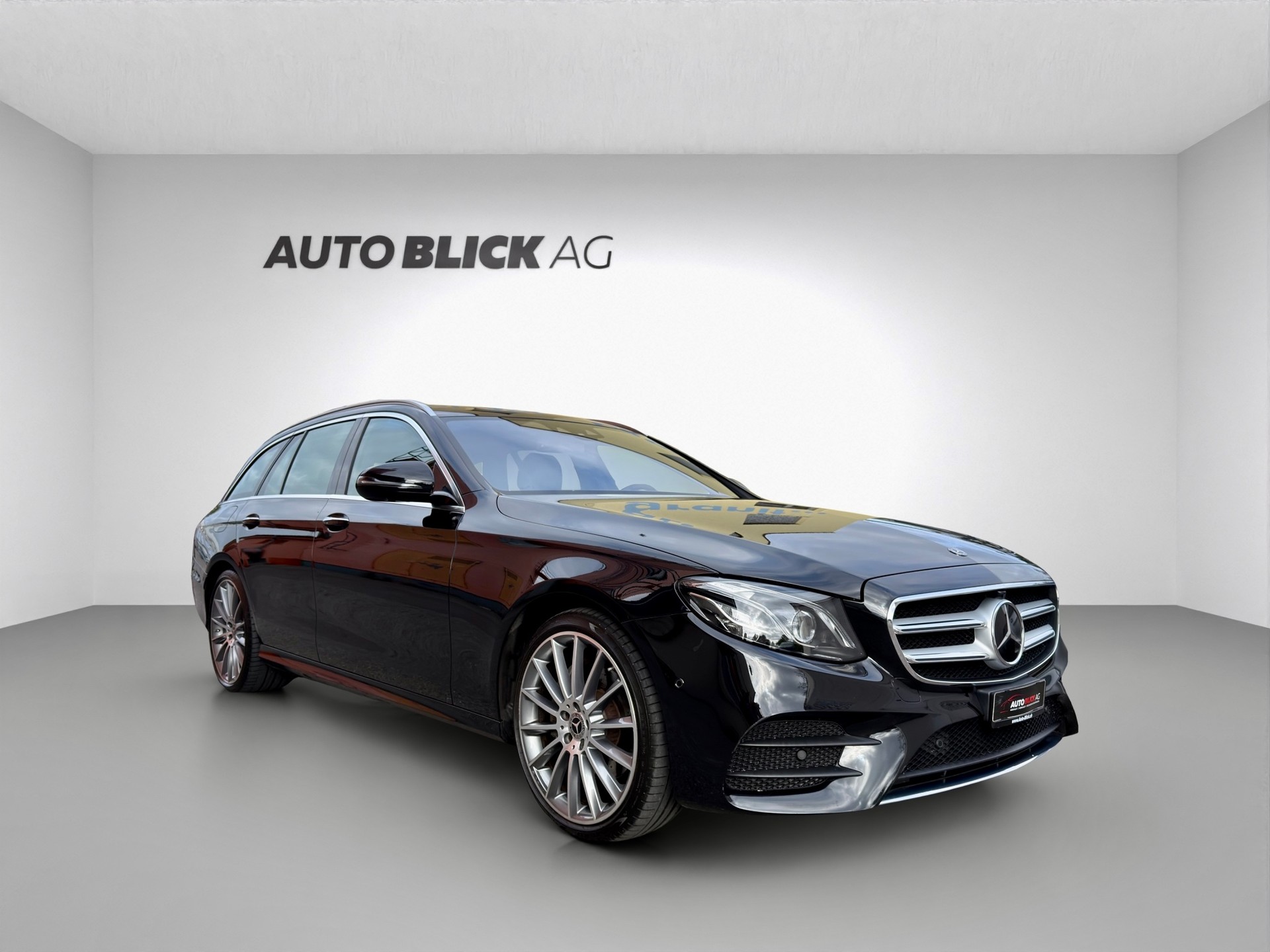 MERCEDES-BENZ E 220 d AMG Line 4Matic 9G-Tronic-showroom-element-1