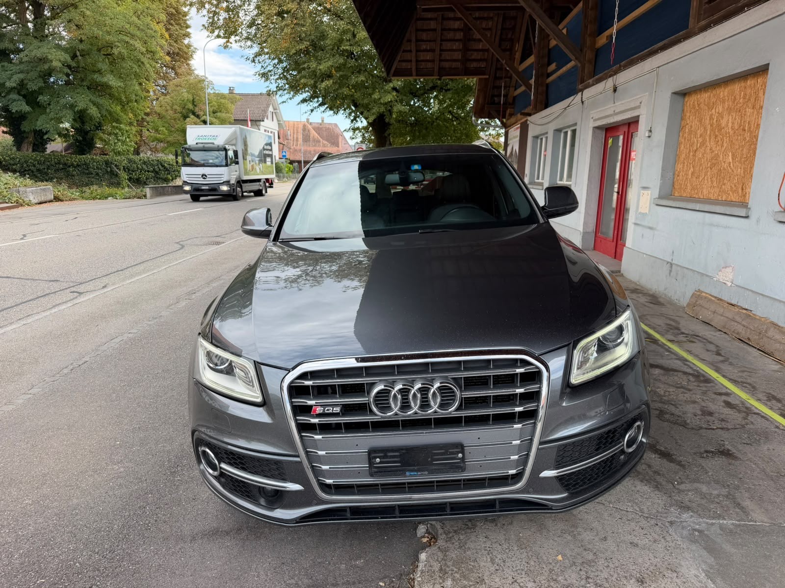 AUDI SQ5 plus-showroom-element-1