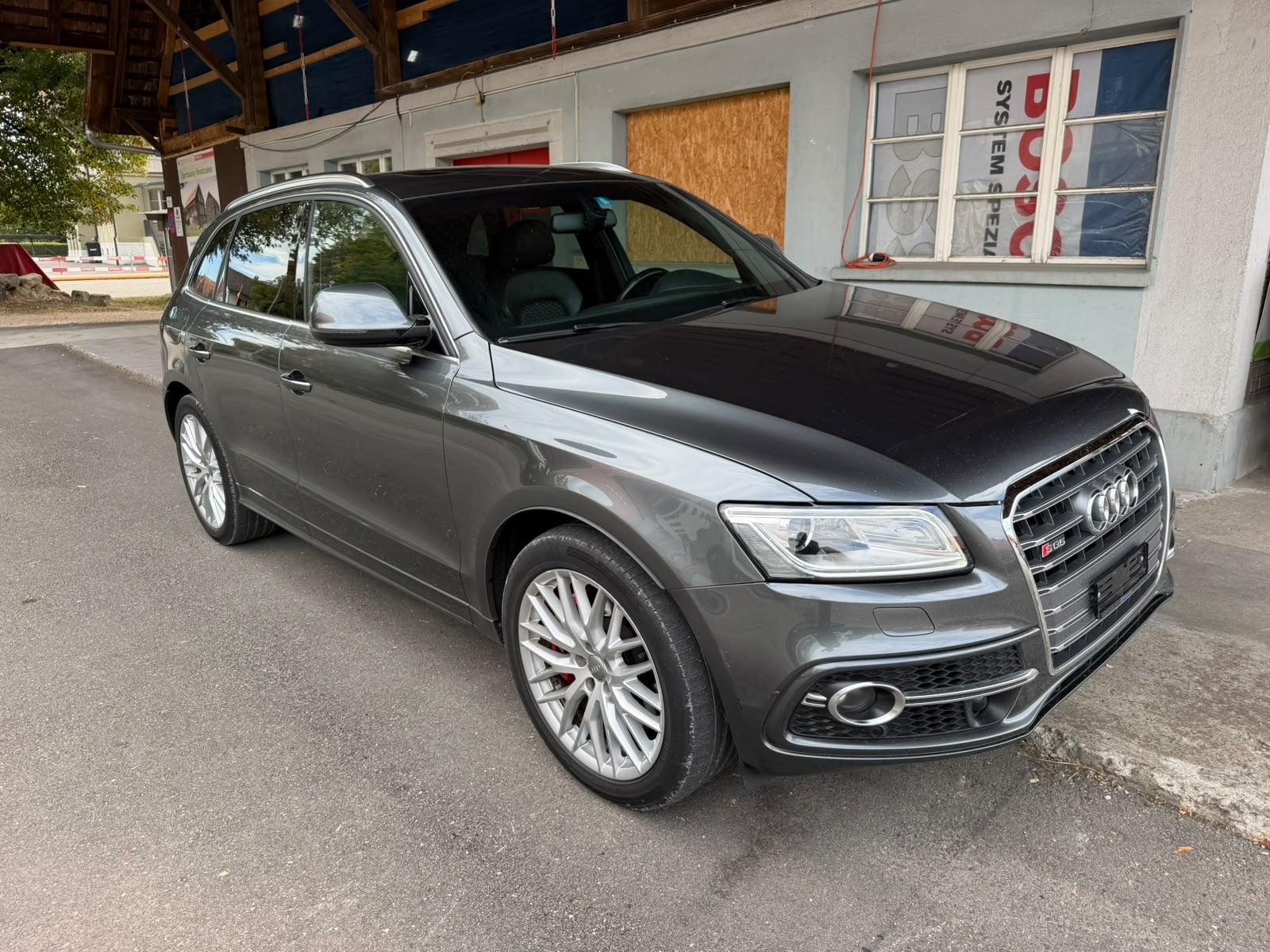 AUDI SQ5 plus-showroom-element-2