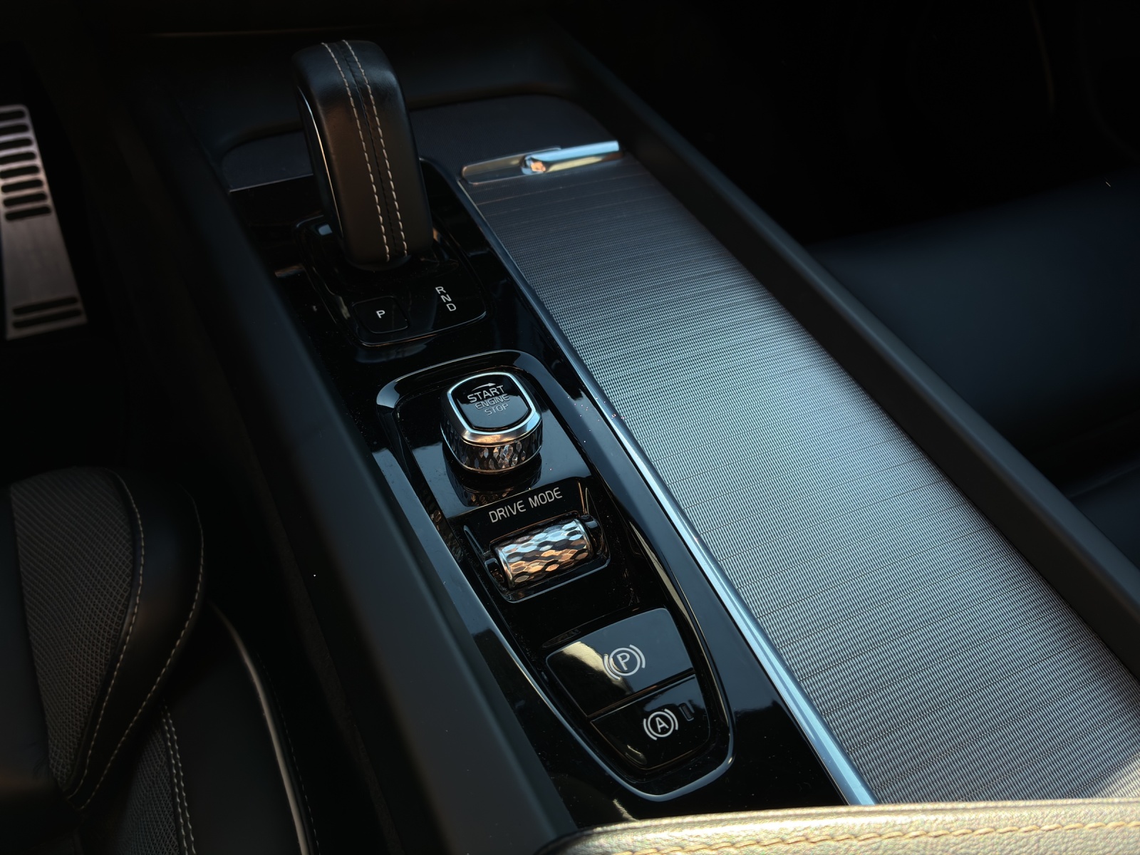 VOLVO XC60 2.0 T6 TE R-Design eAWD-image-17