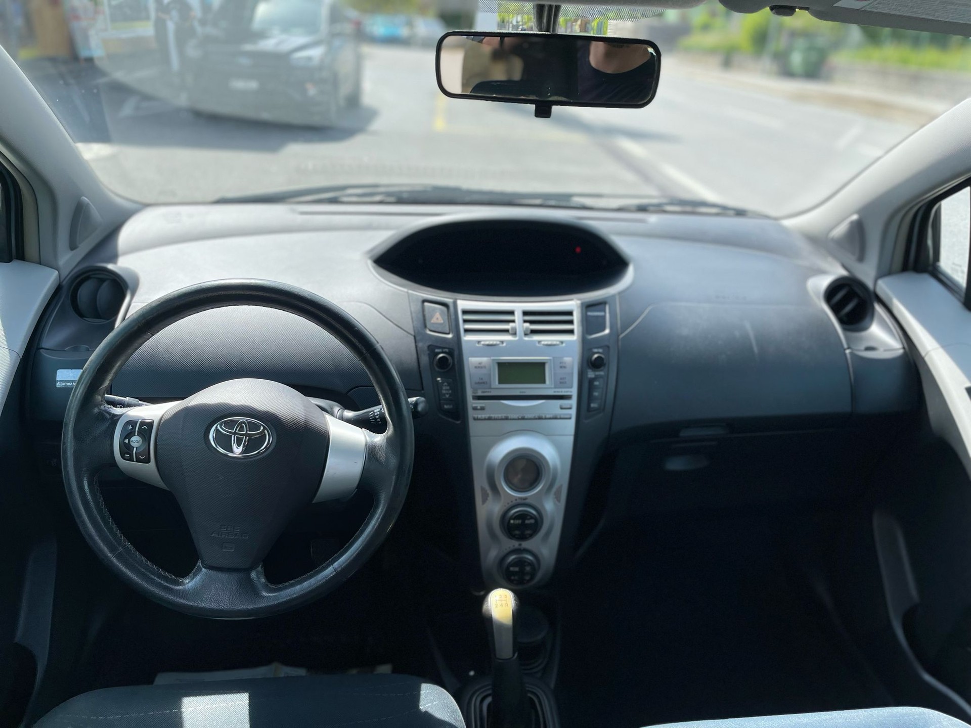 TOYOTA Yaris 1.3 Linea Sol-image-9