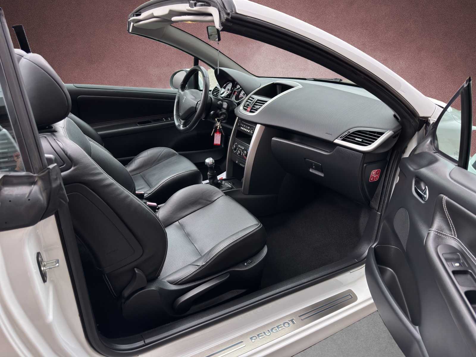 PEUGEOT 207 CC 1.6 16V Swiss Edition-image-11