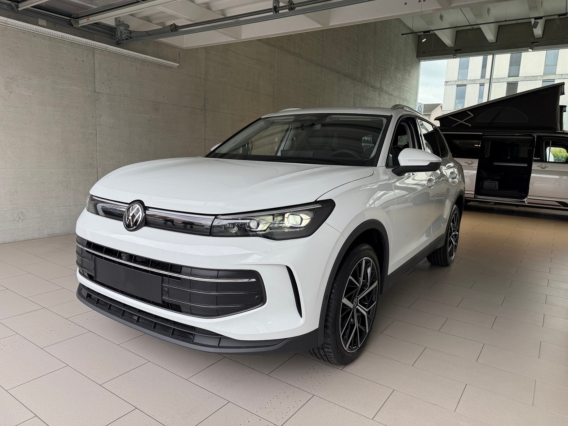VW Tiguan 2.0 TSI DSG Life 4Motion-showroom-element-3