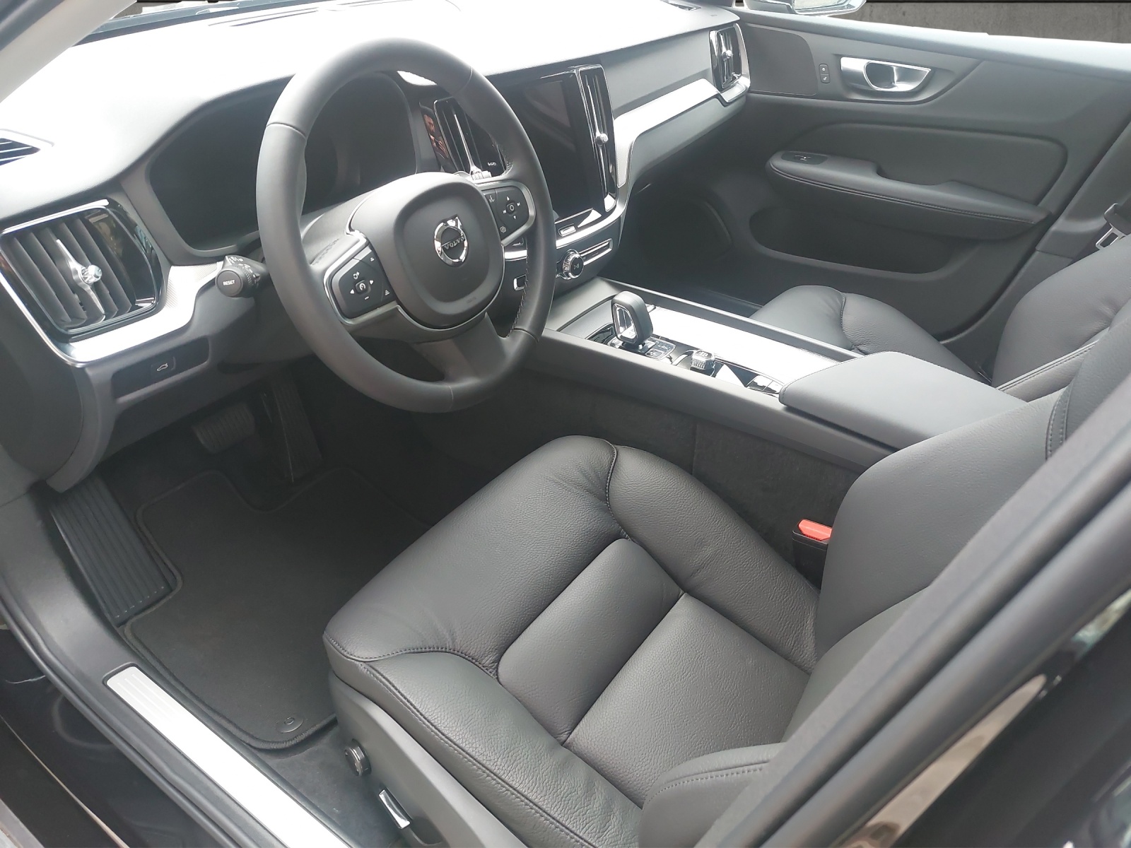 VOLVO V60 2.0 B3 Core-showroom-element-1