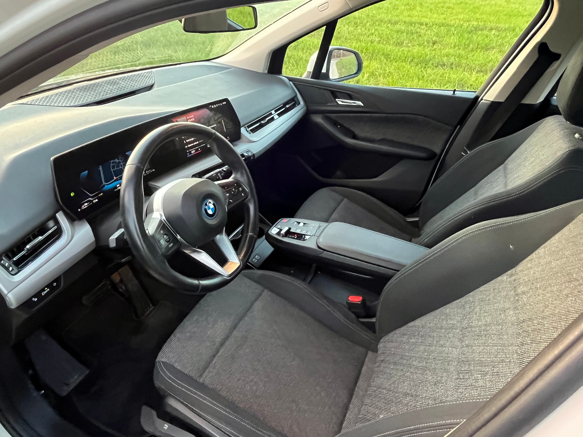 BMW 225e xDrive Active Tourer-image-11