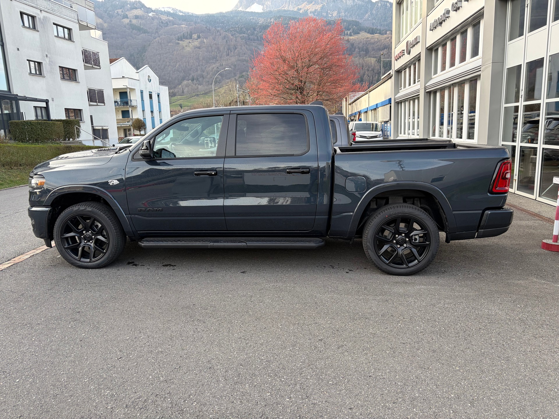 DODGE Ram 1500 Laramie Crew Cab Night V8 4WD MY26-image-3
