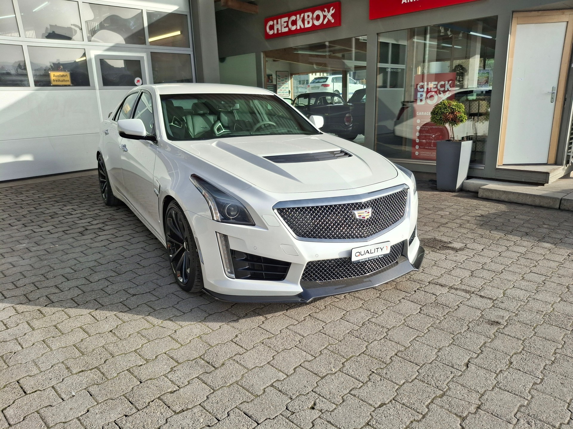 CADILLAC CTS-V Sedan 6.2 Supercharged Automatic-image-3