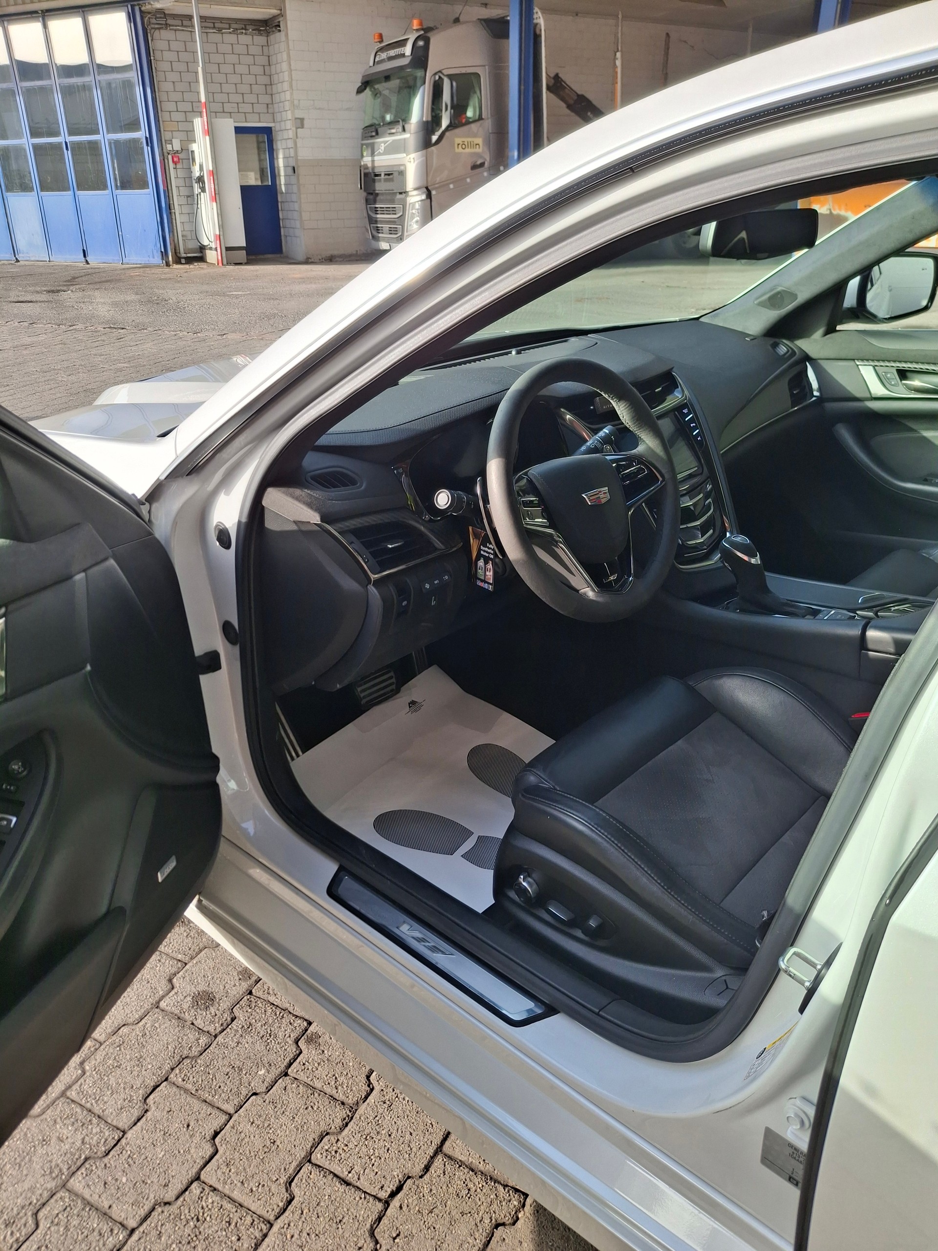 CADILLAC CTS-V Sedan 6.2 Supercharged Automatic-image-7