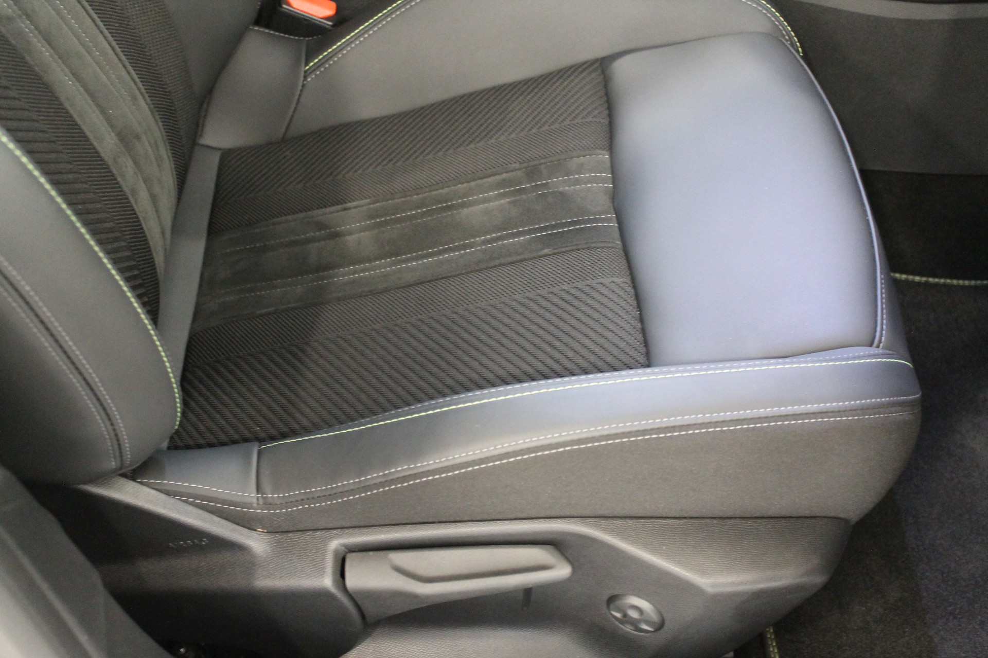 PEUGEOT 308 SW 1.6 PHEV 180 GT-image-13