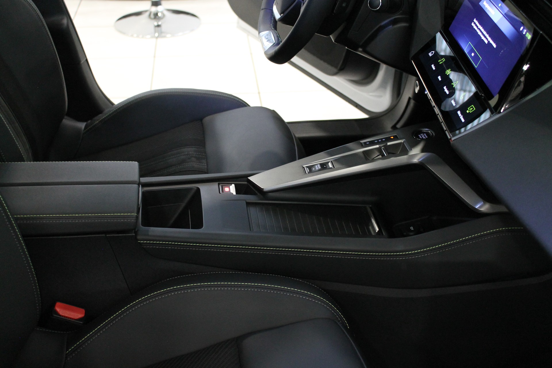 PEUGEOT 308 SW 1.6 PHEV 180 GT-image-9
