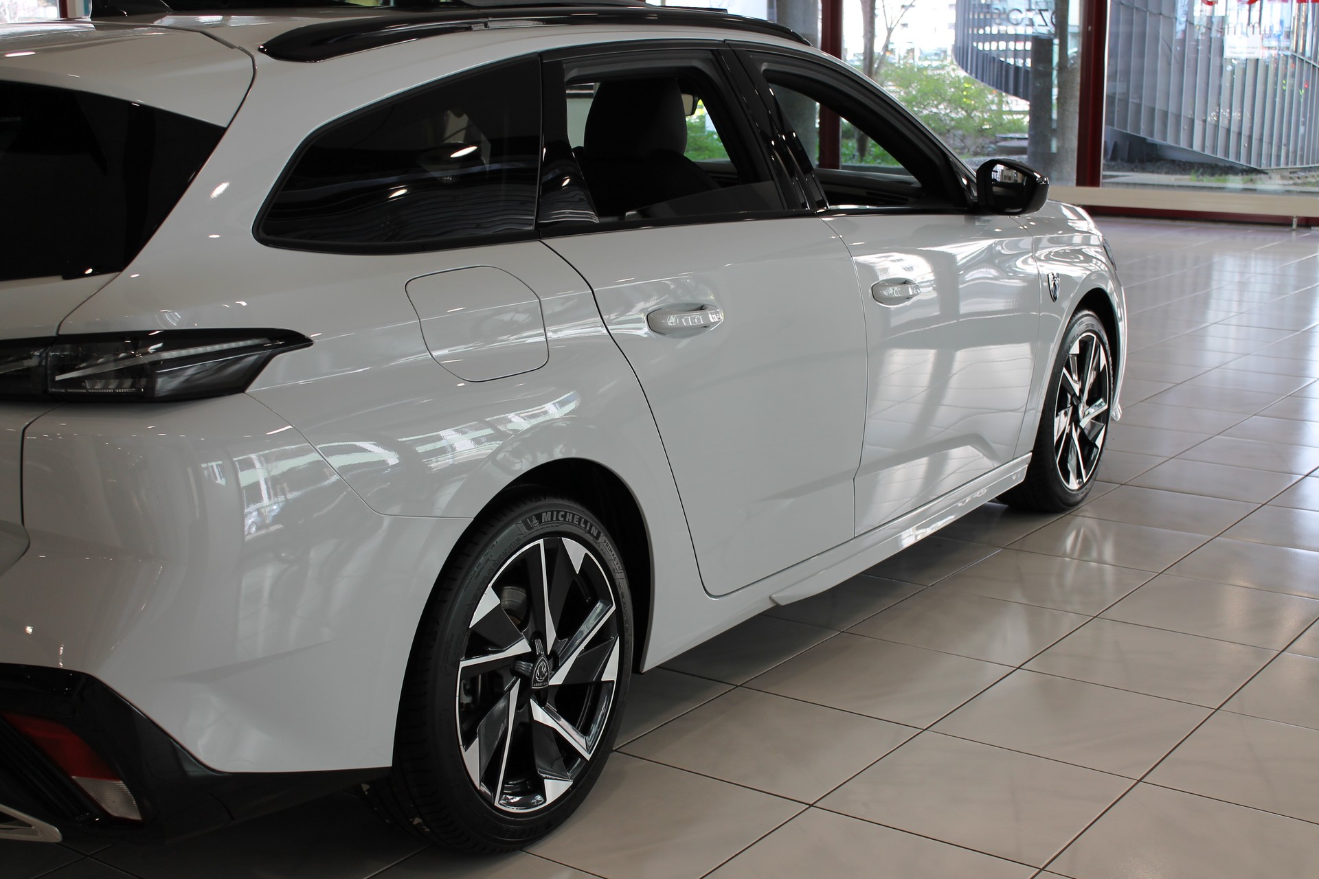 PEUGEOT 308 SW 1.6 PHEV 180 GT-image-5