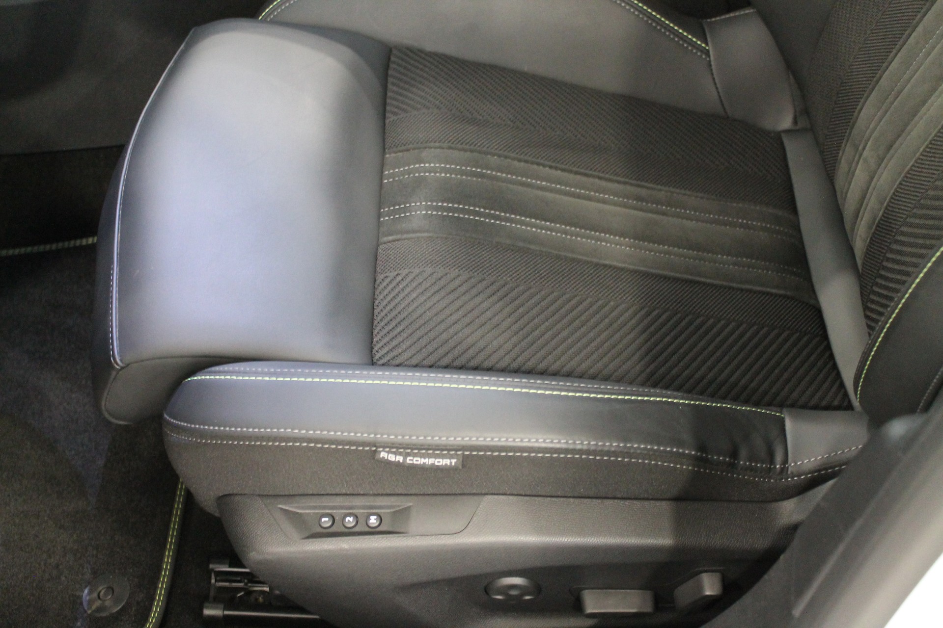 PEUGEOT 308 SW 1.6 PHEV 180 GT-image-12
