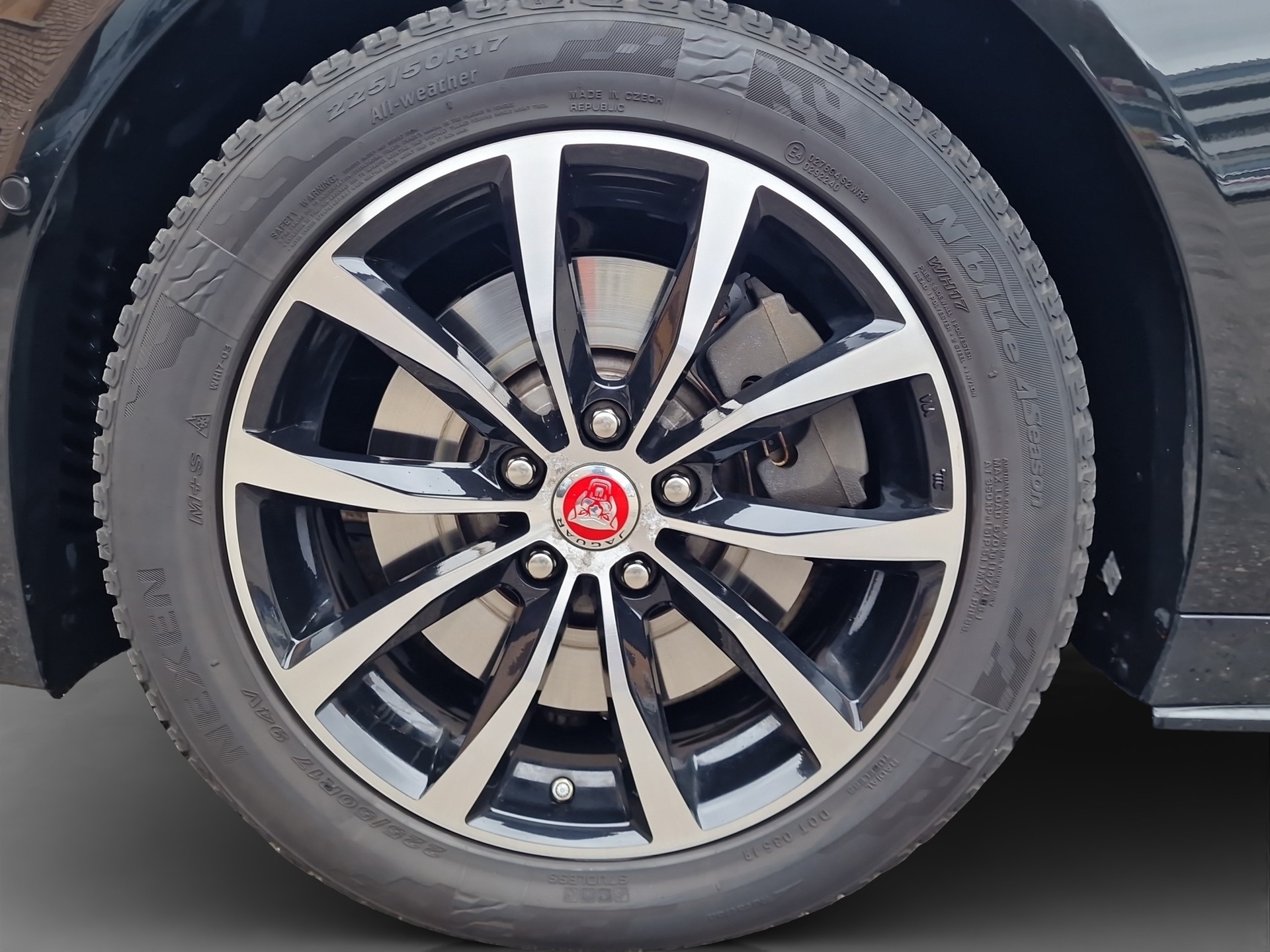 JAGUAR XE 2.0d R-Dynamic SE D180 AWD Automat-image-13