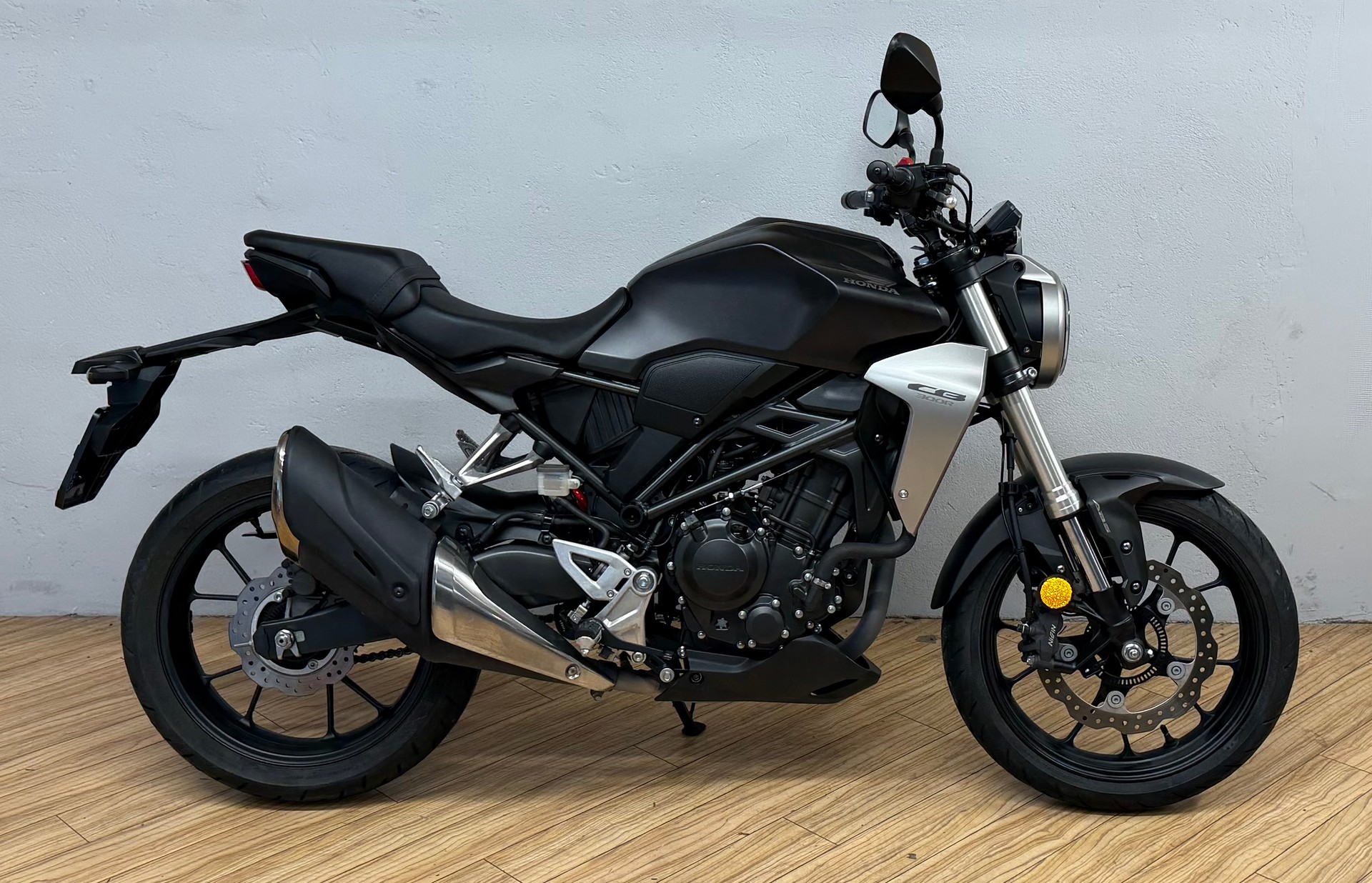 HONDA CB 300 R-image-1