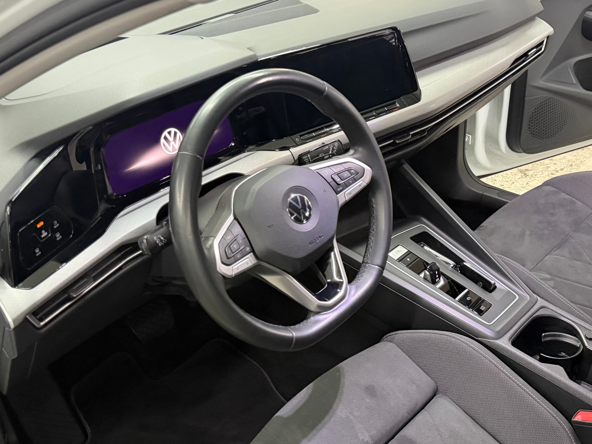 VW Golf 1.0 eTSI mHEV ACTLife DSG-image-9