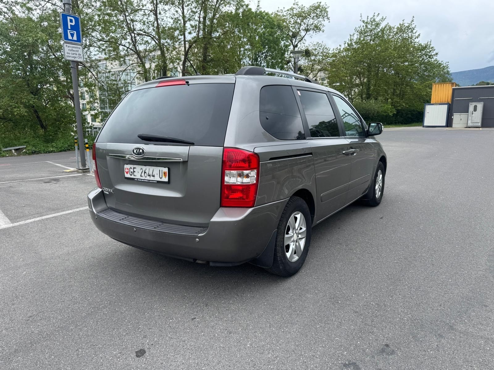 KIA Carnival 2.2 CRDi Trend Automatic-image-5