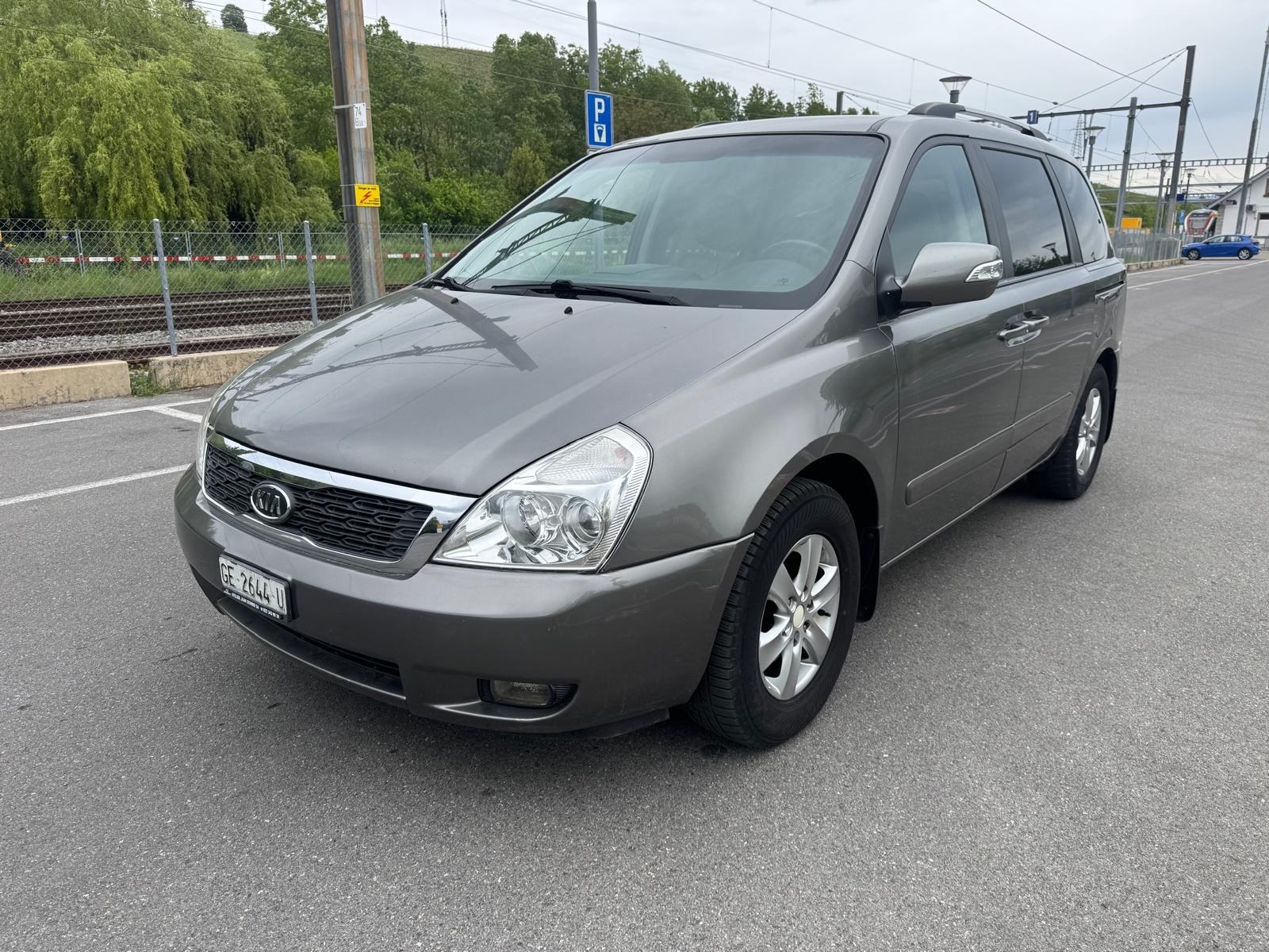 KIA Carnival 2.2 CRDi Trend Automatic-image-1