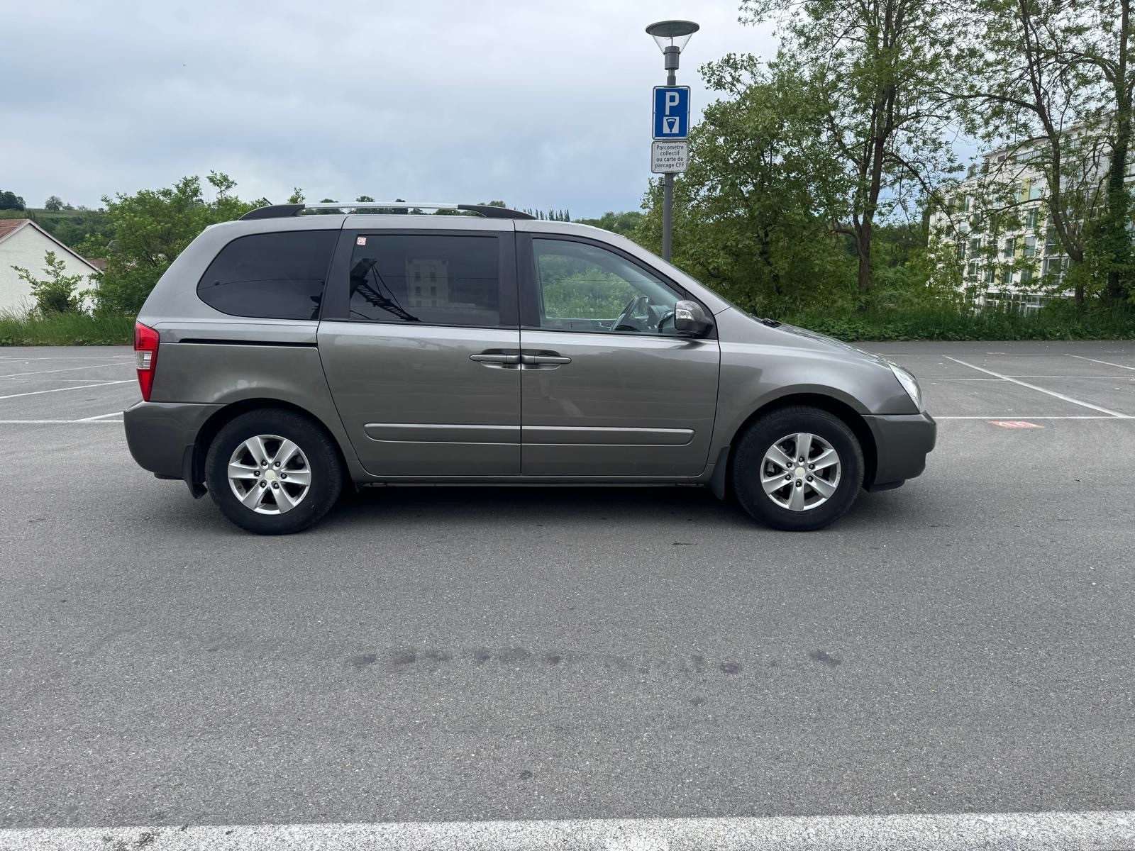 KIA Carnival 2.2 CRDi Trend Automatic-image-6