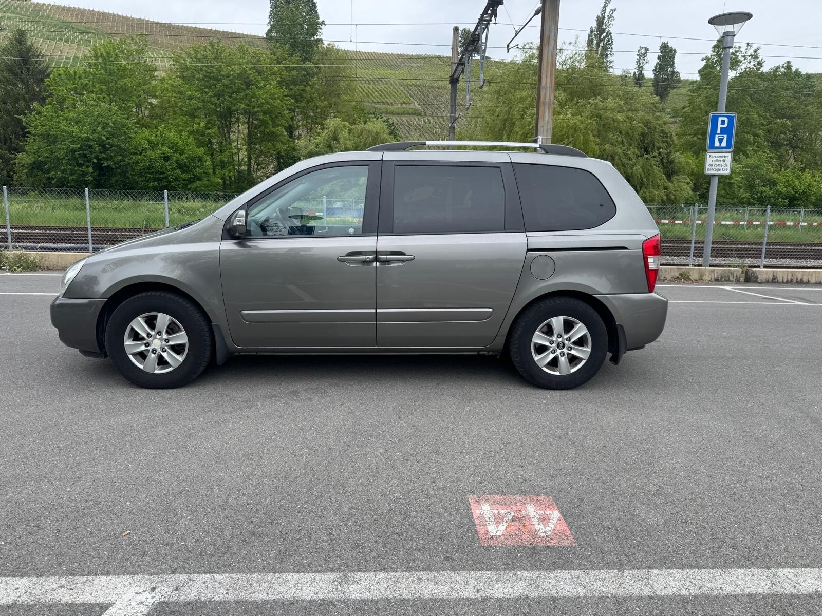 KIA Carnival 2.2 CRDi Trend Automatic-image-2