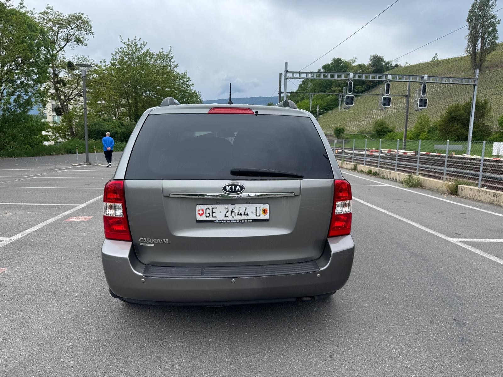 KIA Carnival 2.2 CRDi Trend Automatic-image-4