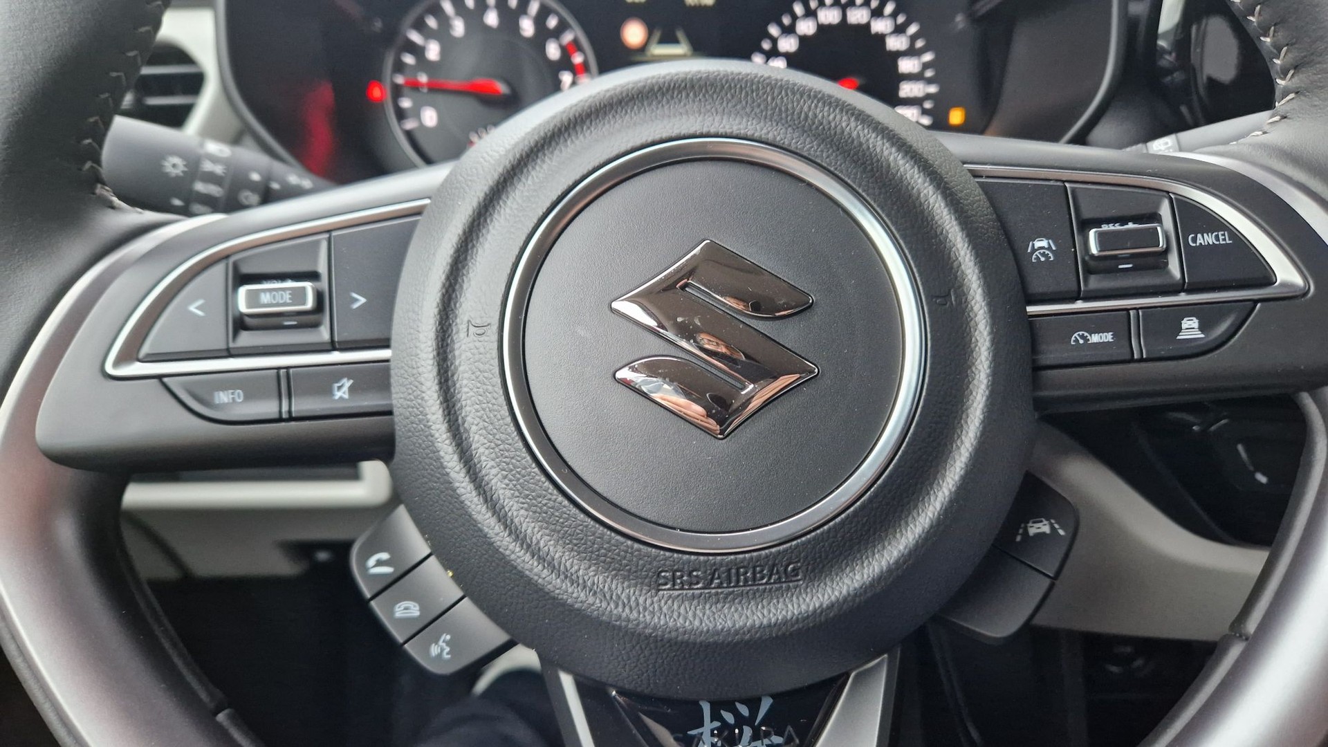 SUZUKI Swift 1.2 Compact + 4x4 Hybrid-image-7