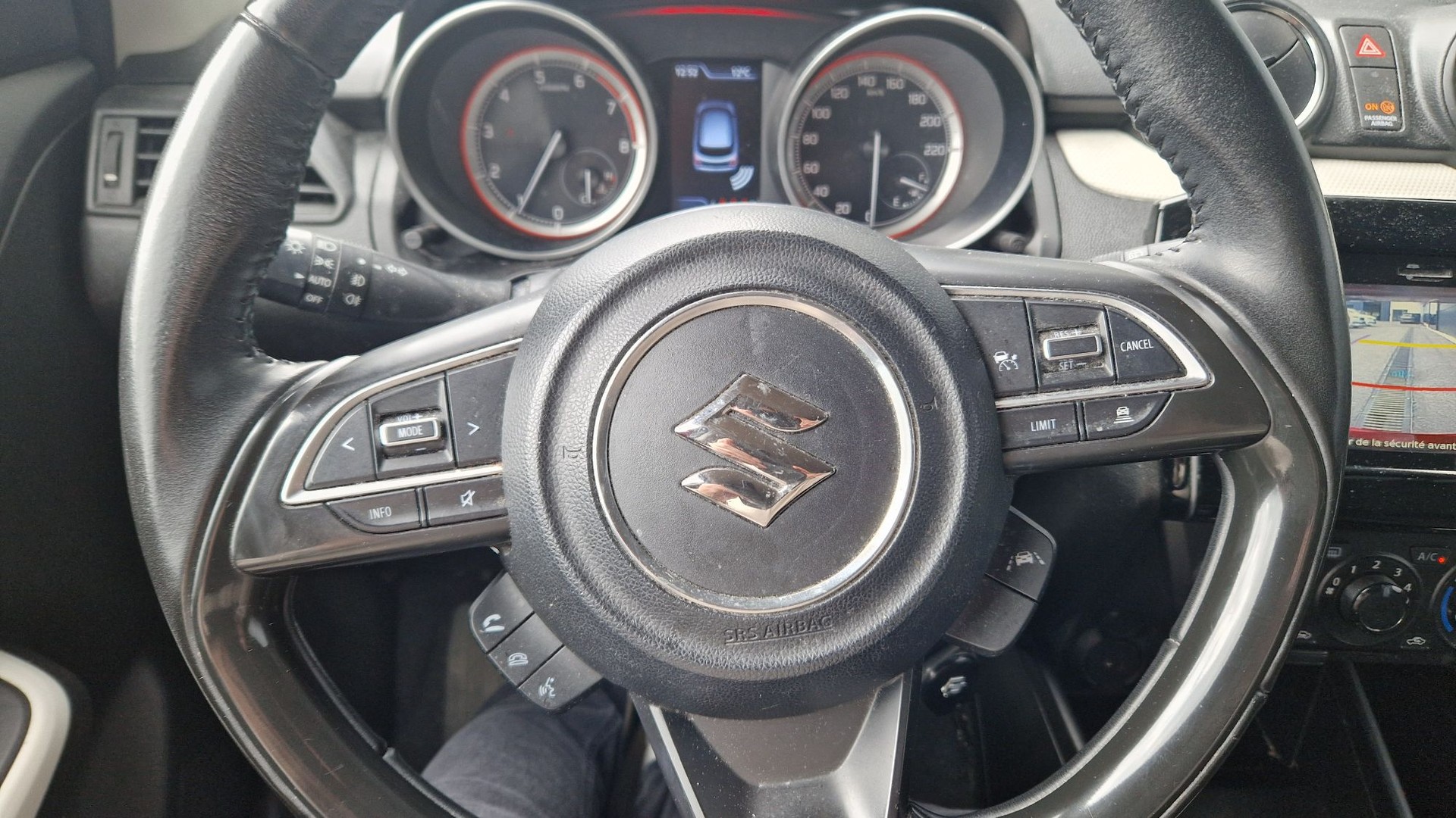 SUZUKI Swift 1.2 Compact + 4x4 Hybrid-image-9
