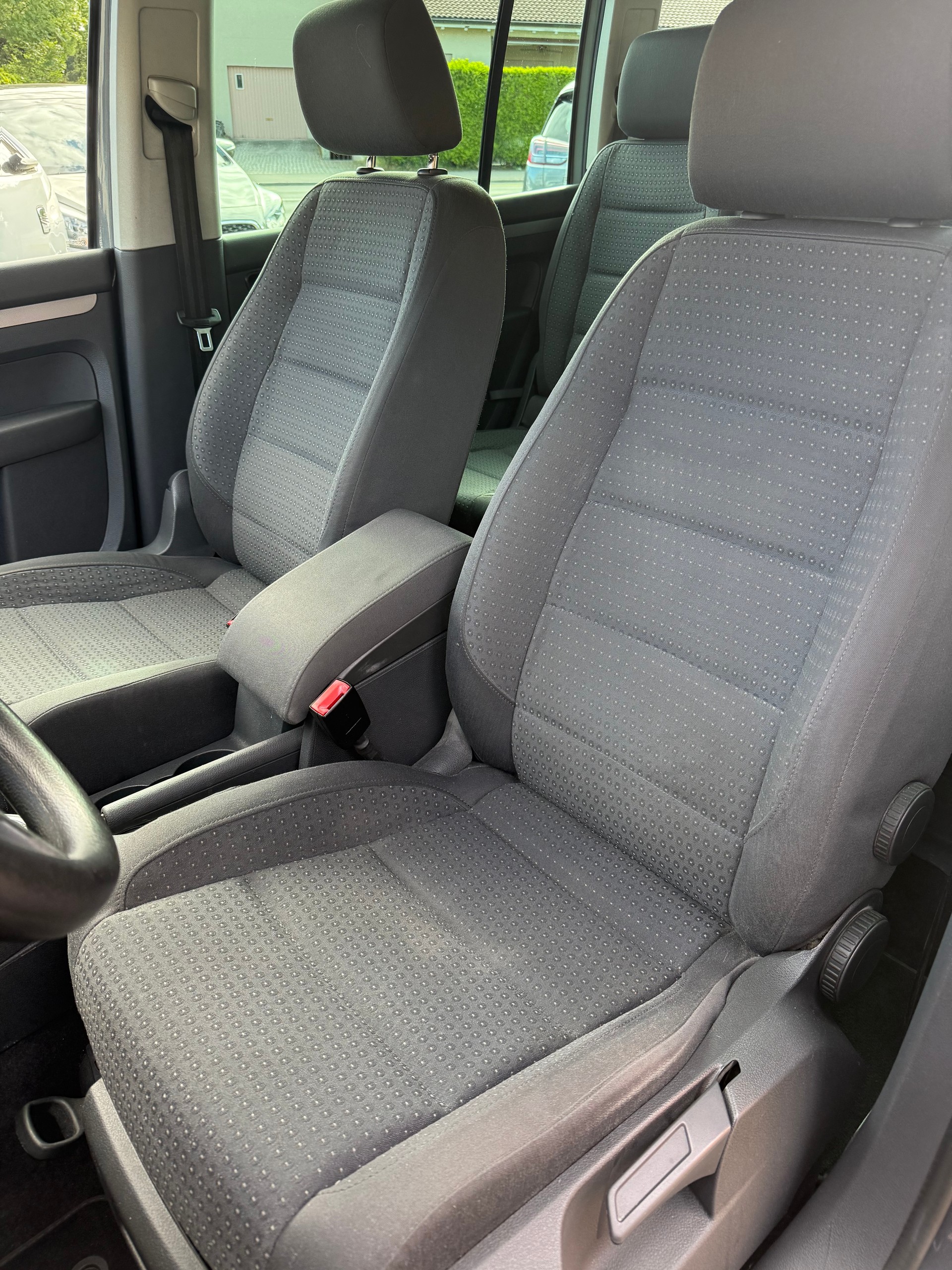VW Touran 2.0 FSI Highline-image-5