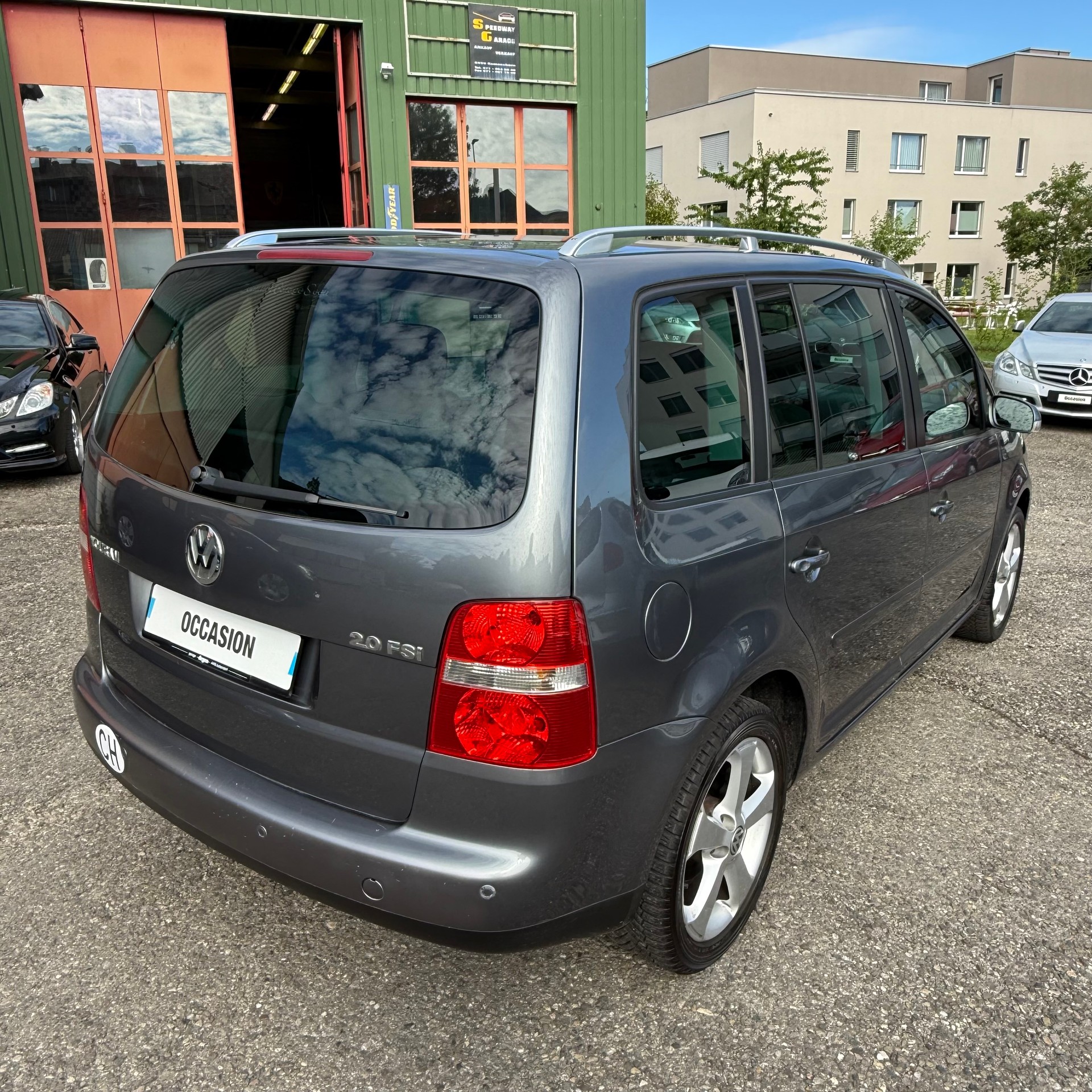 VW Touran 2.0 FSI Highline-image-1