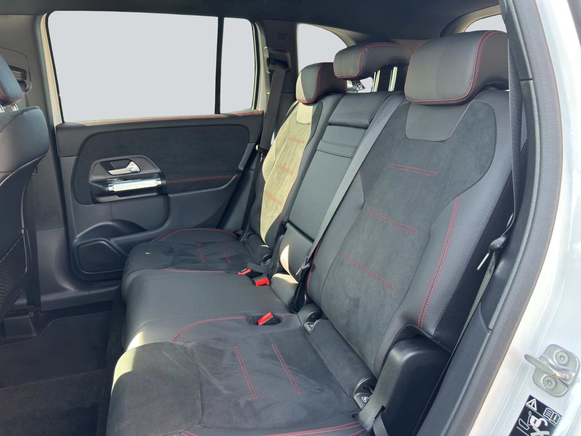 MERCEDES-BENZ GLB 200 d AMG-Line 8G-Tronic-image-7