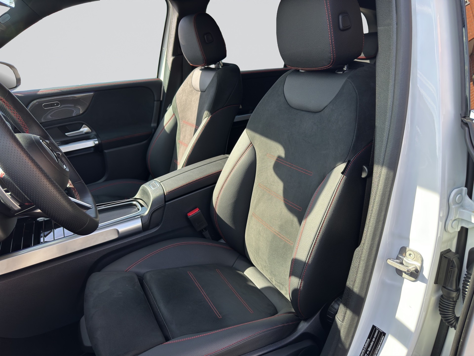MERCEDES-BENZ GLB 200 d AMG-Line 8G-Tronic-image-5