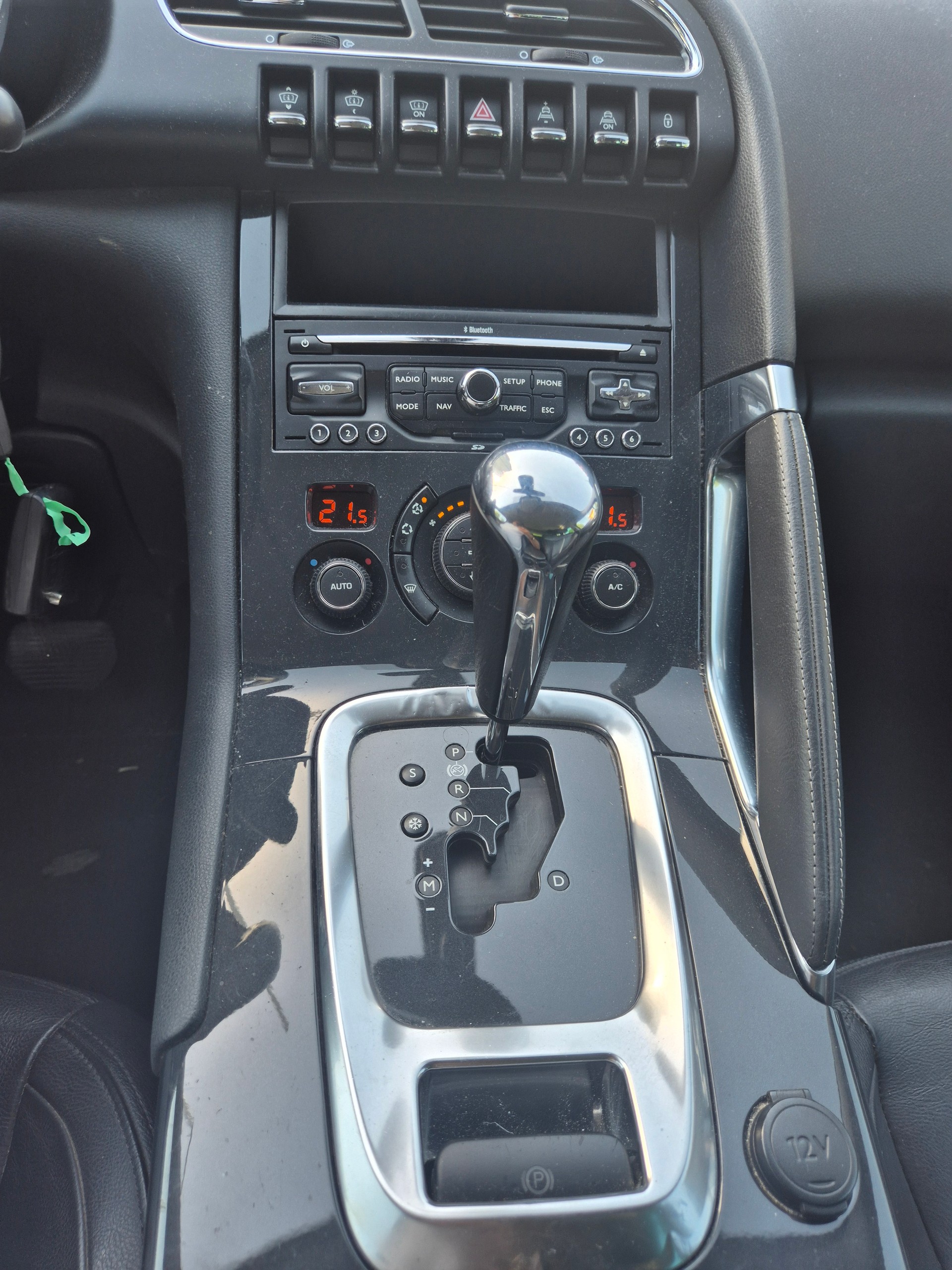 PEUGEOT 3008 1.6 16V T Allure Tiptronic-image-11