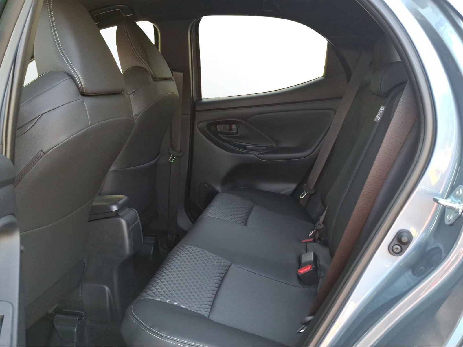 TOYOTA Yaris 1.5 Premium e-CVT-image-11